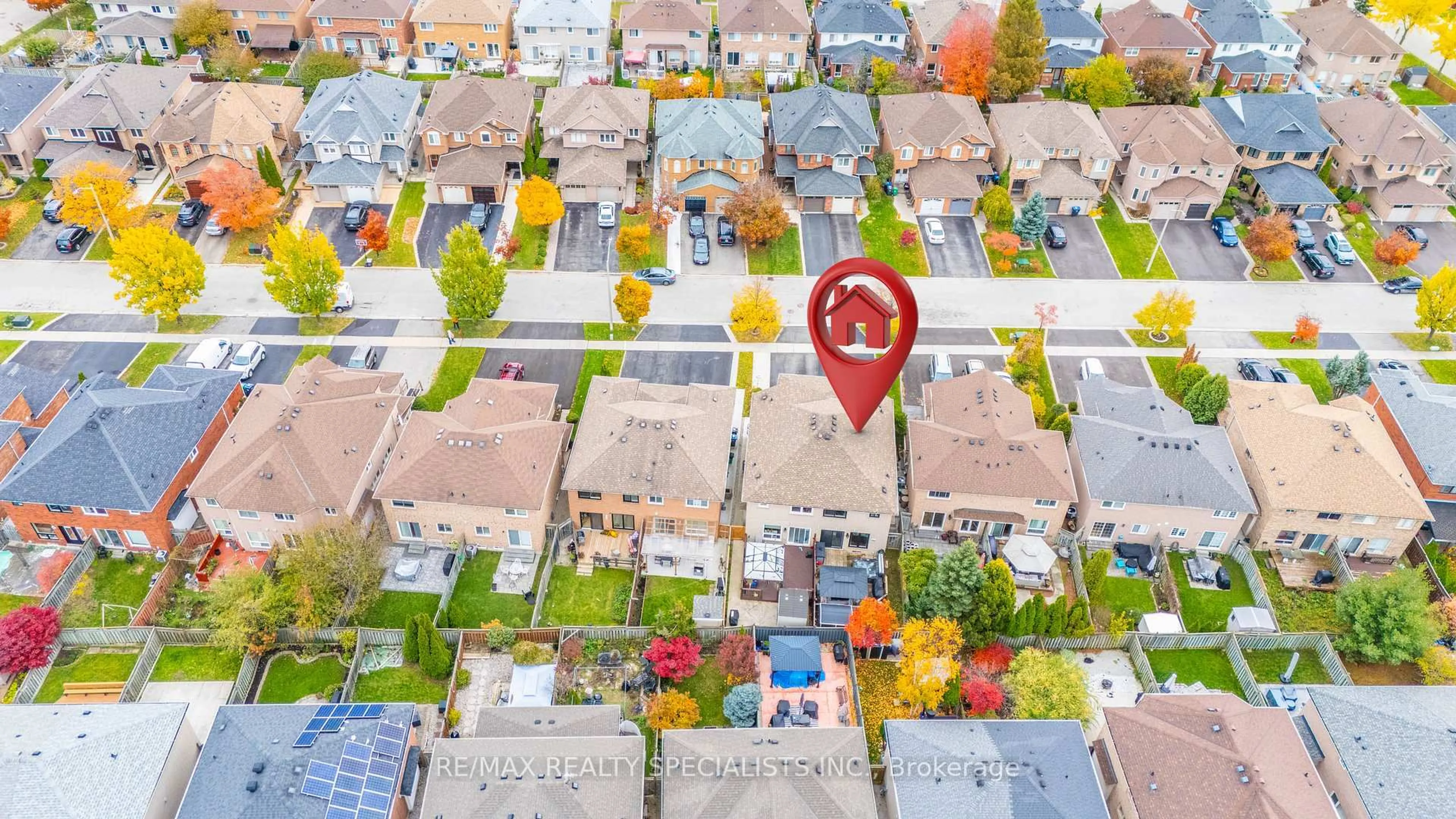 A pic from outside/outdoor area/front of a property/back of a property/a pic from drone, street for 3405 Spirea Terr, Mississauga Ontario L5M 5S5