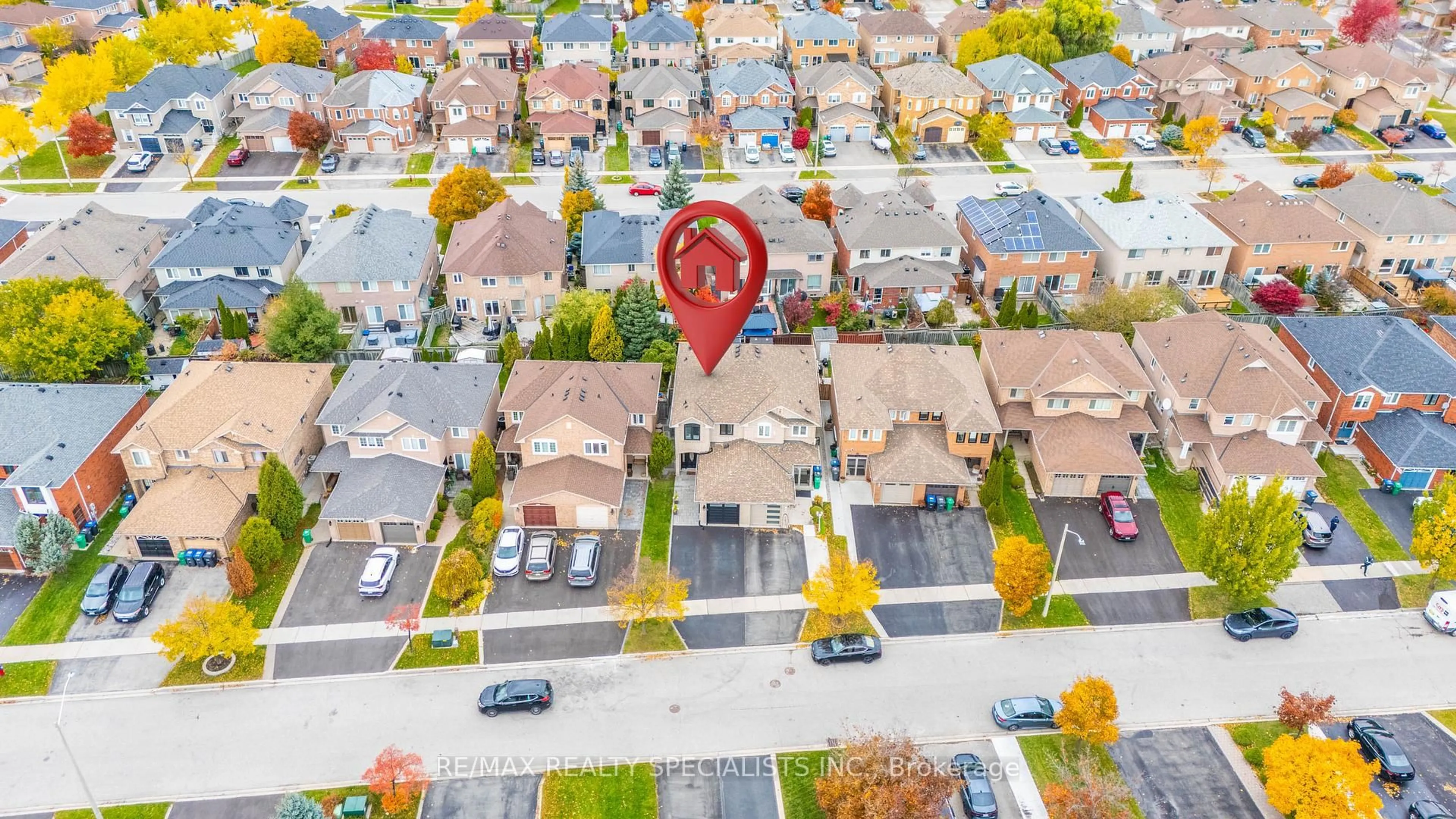 A pic from outside/outdoor area/front of a property/back of a property/a pic from drone, street for 3405 Spirea Terr, Mississauga Ontario L5M 5S5