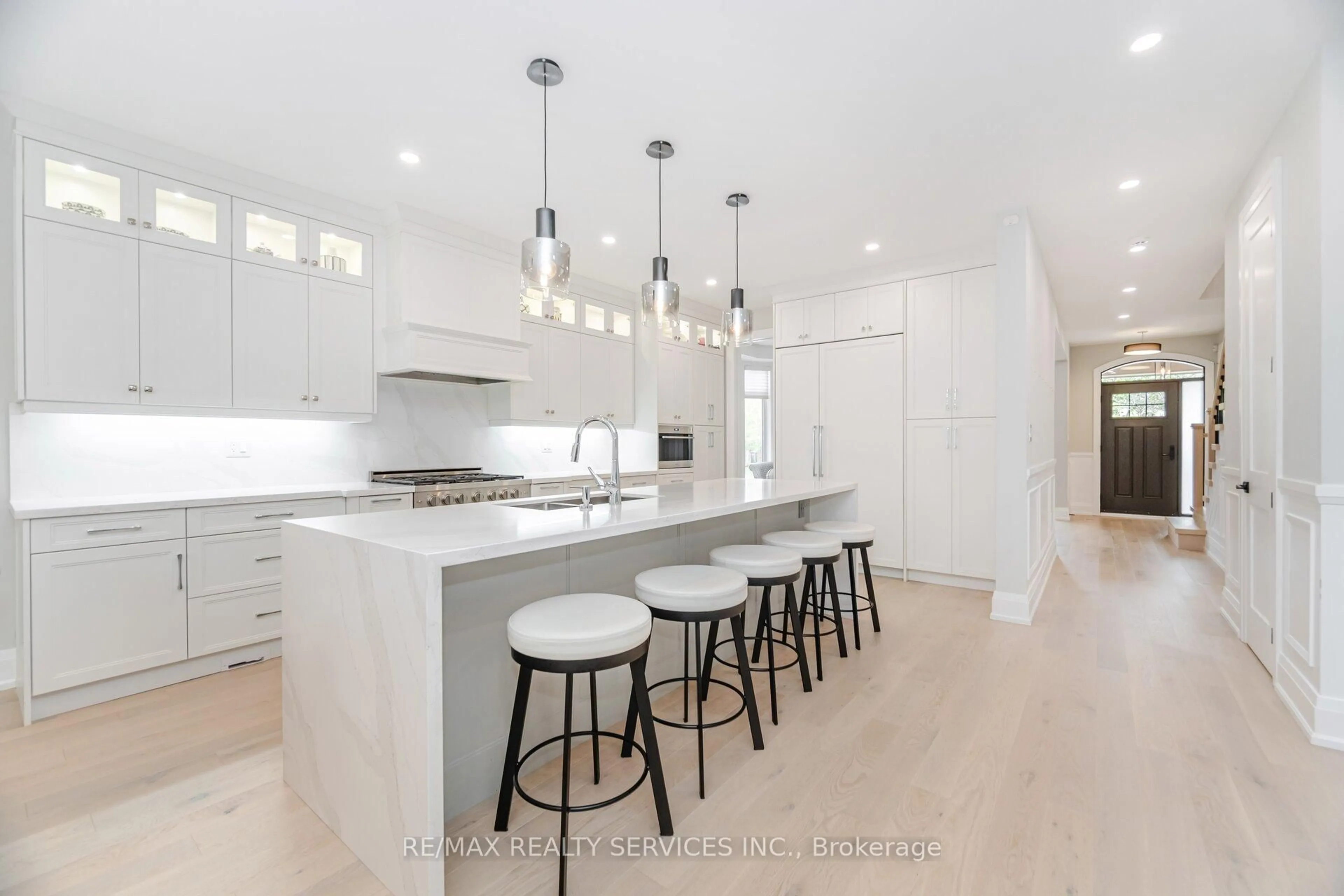 Open concept kitchen, unknown for 17 Edmonton St, Brampton Ontario L6Y 5L2