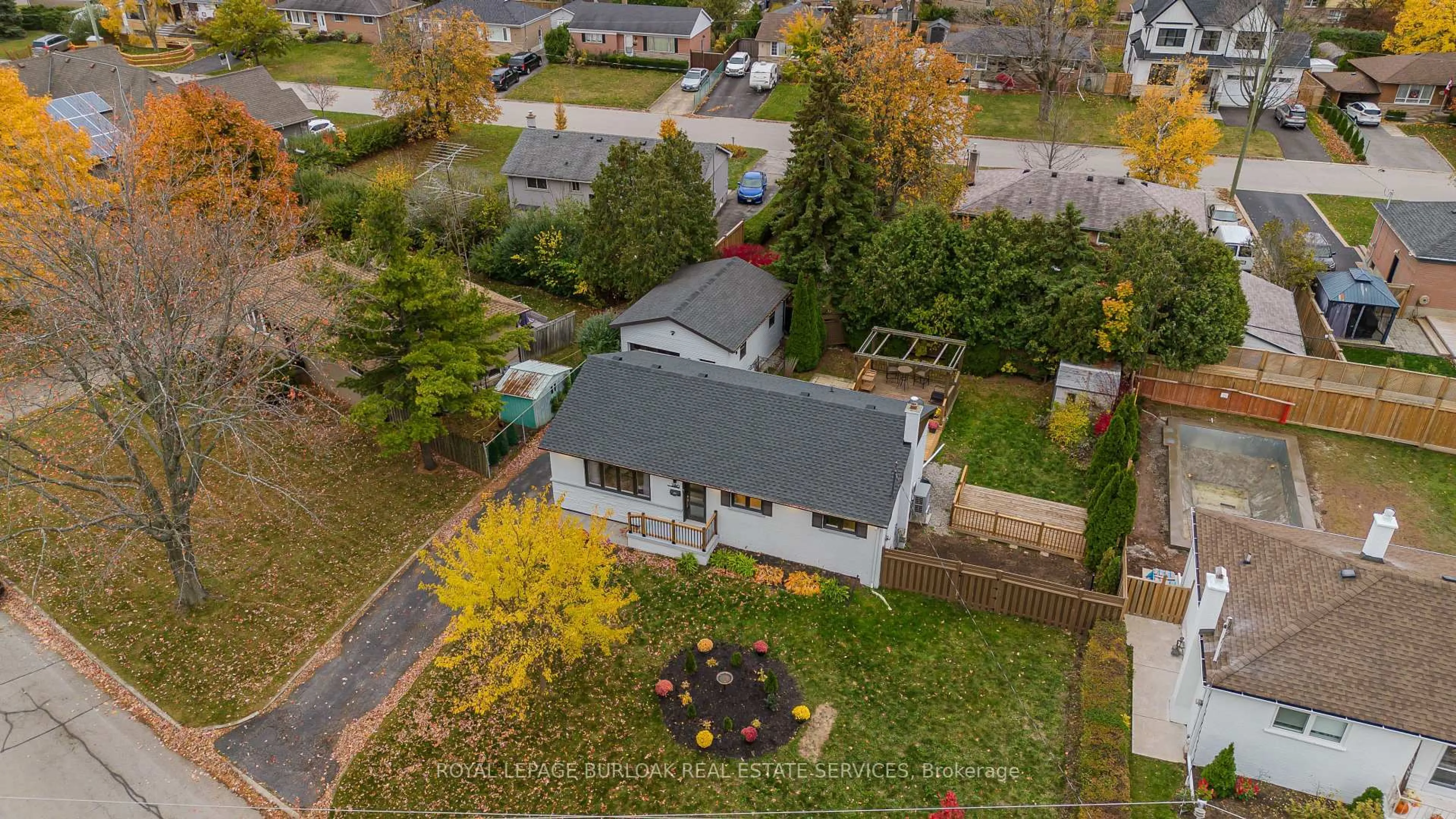 A pic from outside/outdoor area/front of a property/back of a property/a pic from drone, street for 260 Foxbar Rd, Burlington Ontario L7L 3A3
