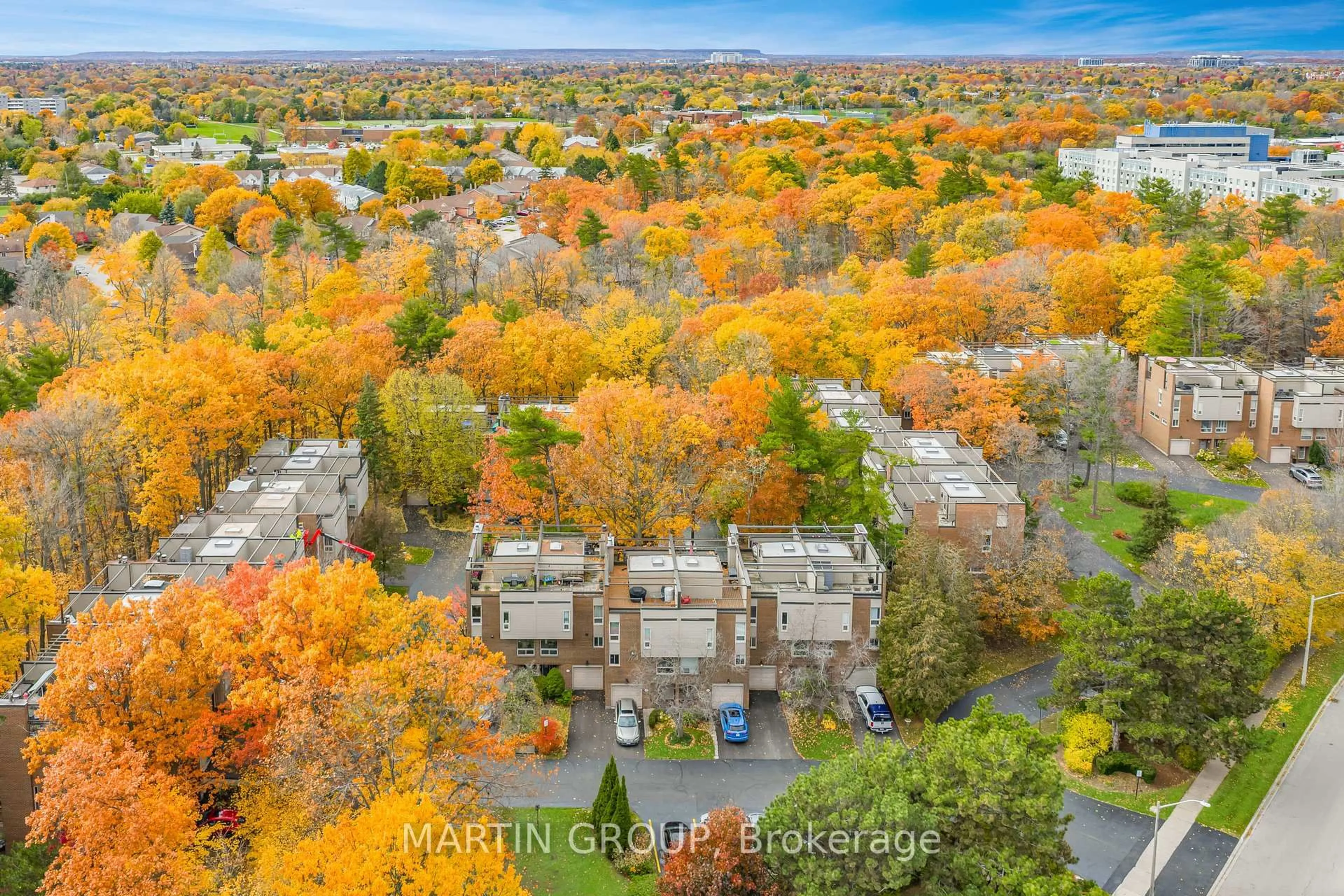 A pic from outside/outdoor area/front of a property/back of a property/a pic from drone, unknown for 1250 Marlborough Crt #35, Oakville Ontario L6H 2W7