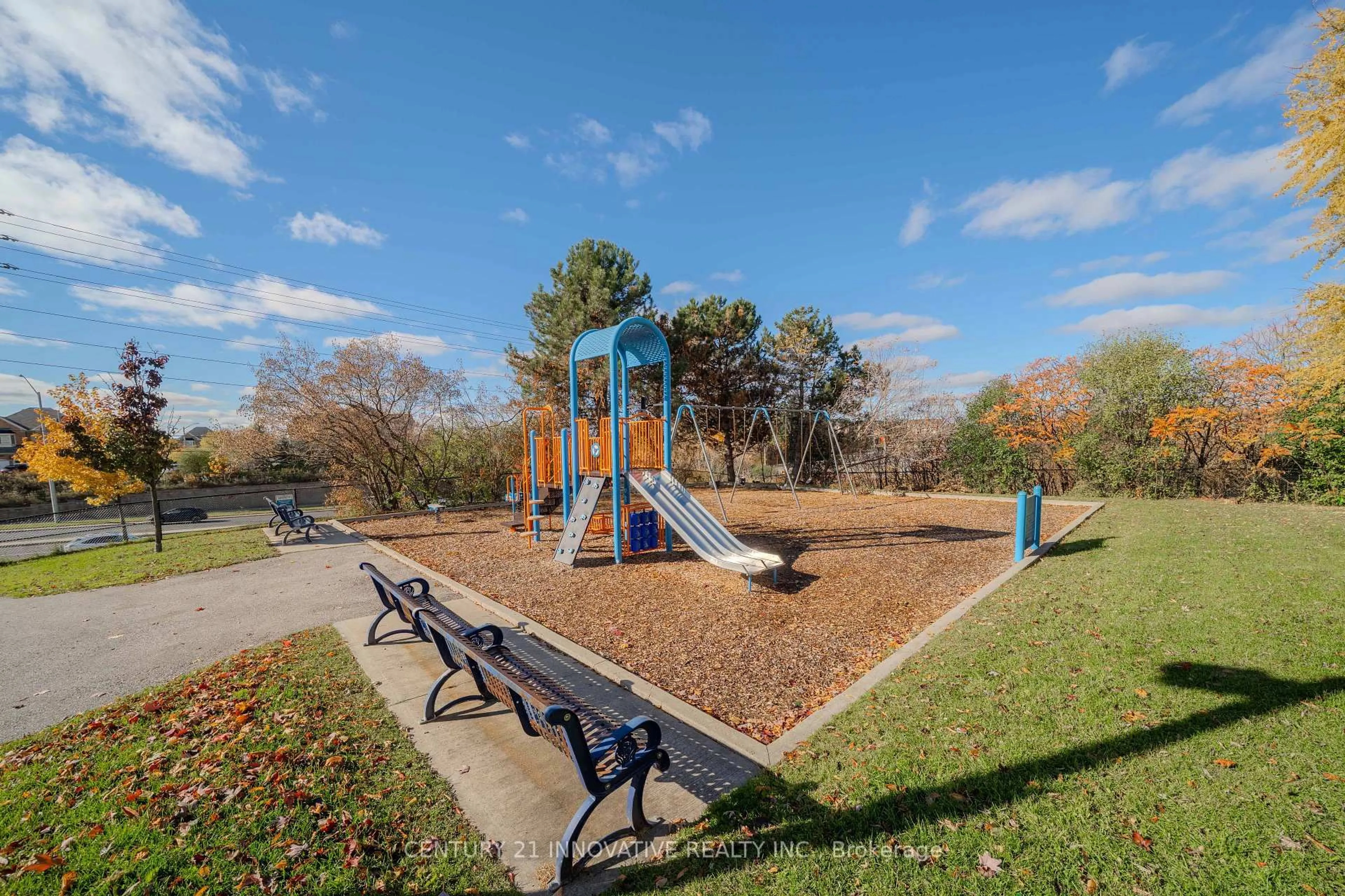 Patio, mountain view for 122 Cutters Cres, Brampton Ontario L6Y 4J8