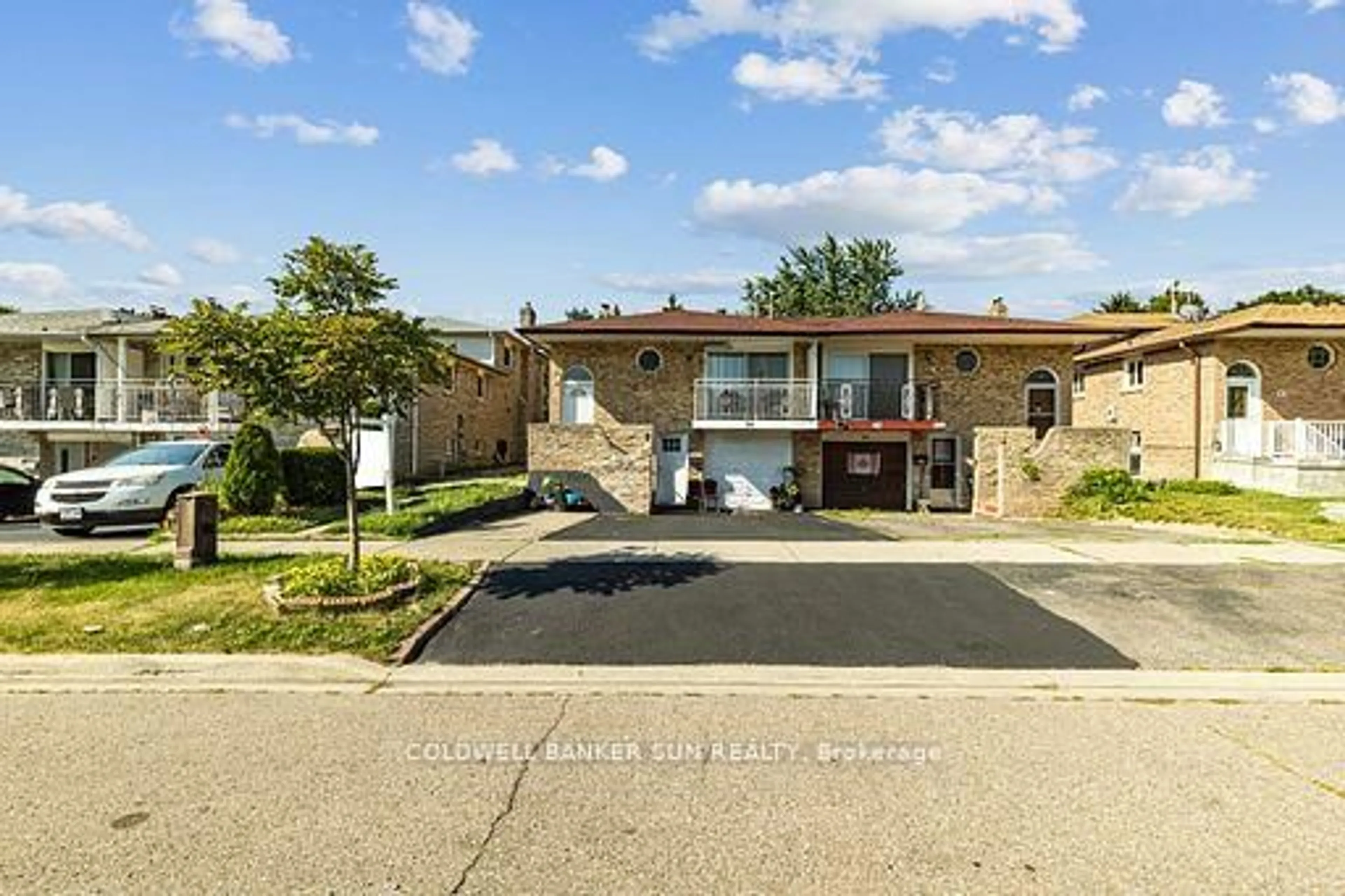 A pic from outside/outdoor area/front of a property/back of a property/a pic from drone, street for 38 Fallway Rd, Brampton Ontario L6V 3H2