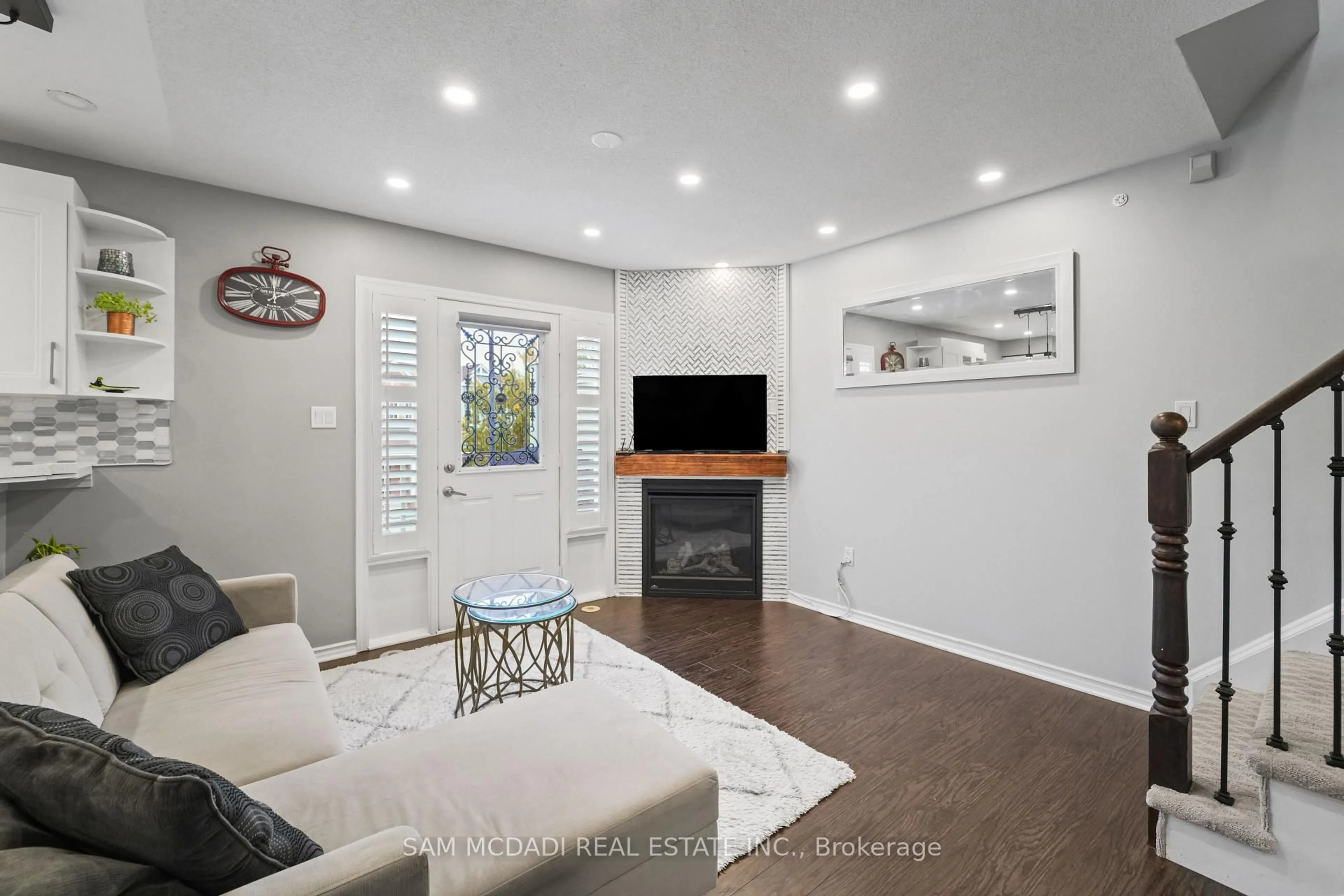 Living room with furniture, unknown for 917 Burrows Gate, Milton Ontario L9T 0K7