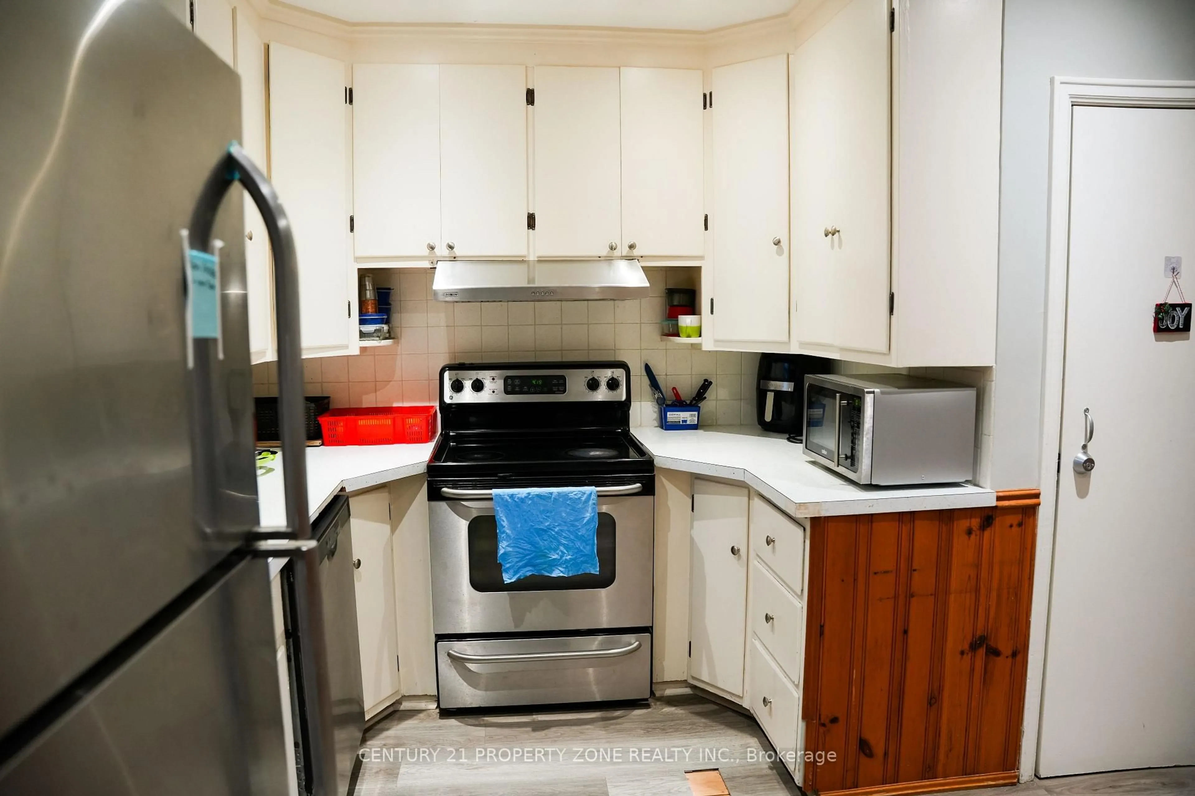 Standard kitchen, unknown for 116 Elliot St, Brampton Ontario L6Y 1W4