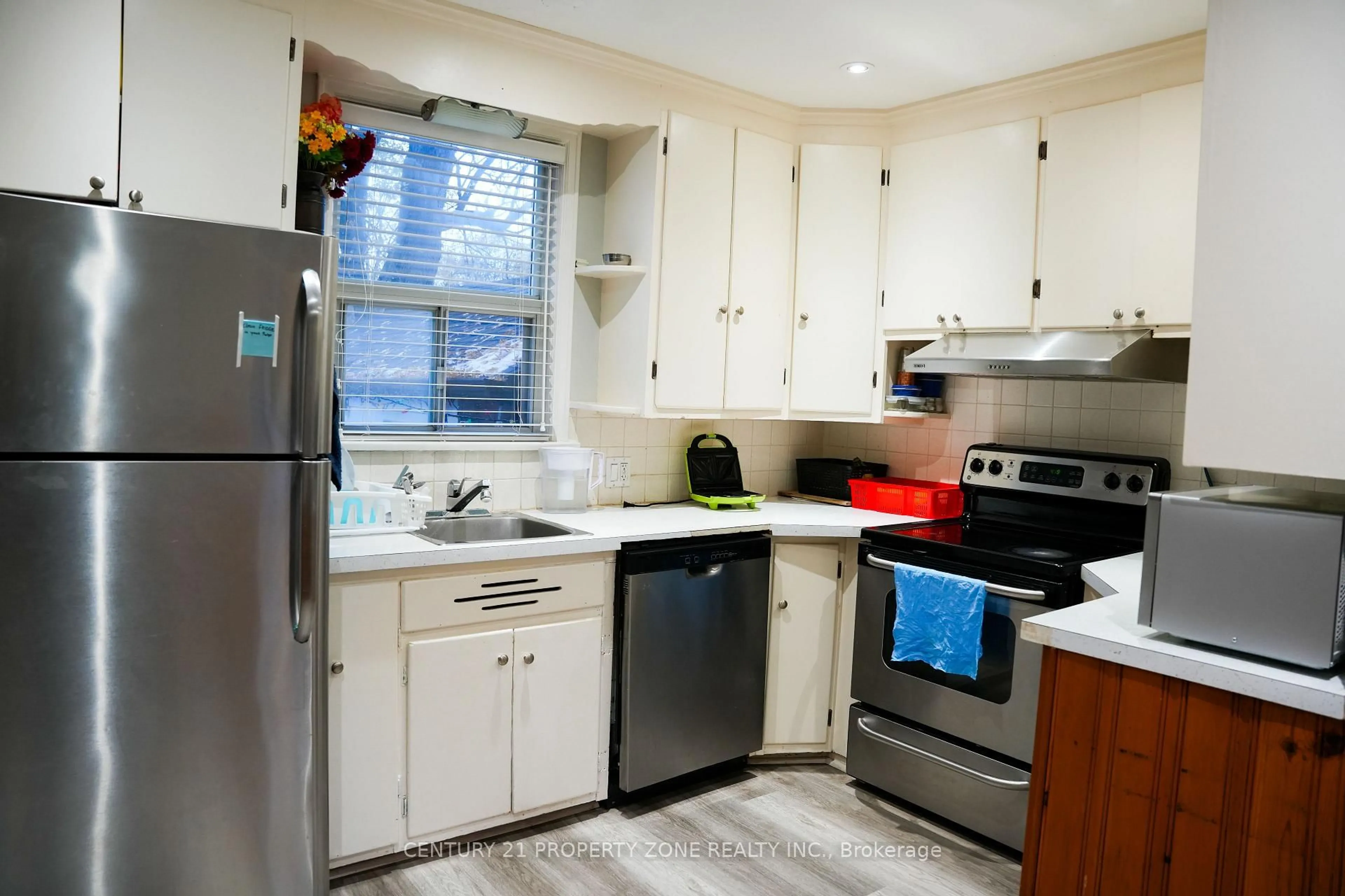 Standard kitchen, unknown for 116 Elliot St, Brampton Ontario L6Y 1W4