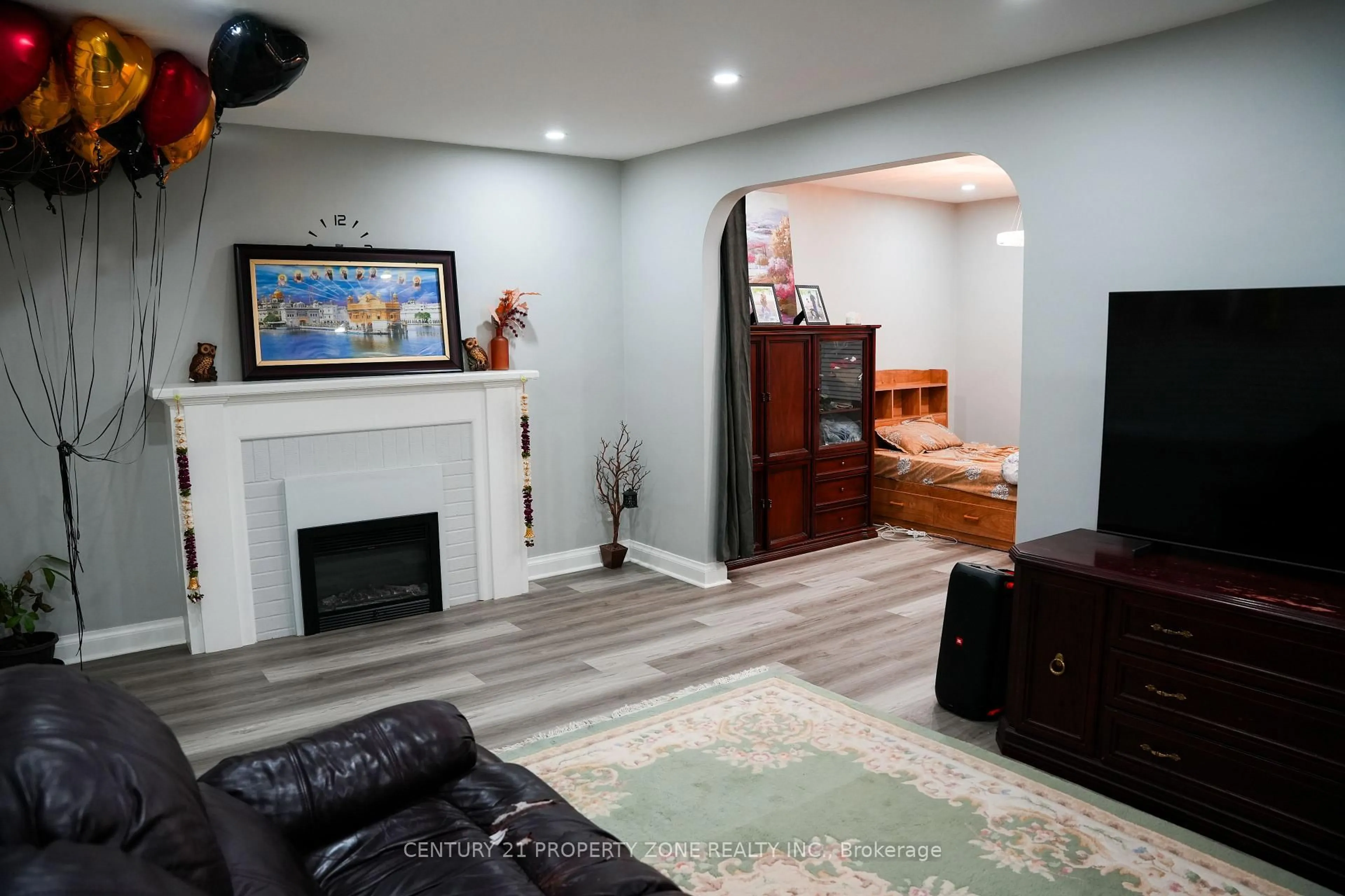 Living room with furniture, unknown for 116 Elliot St, Brampton Ontario L6Y 1W4