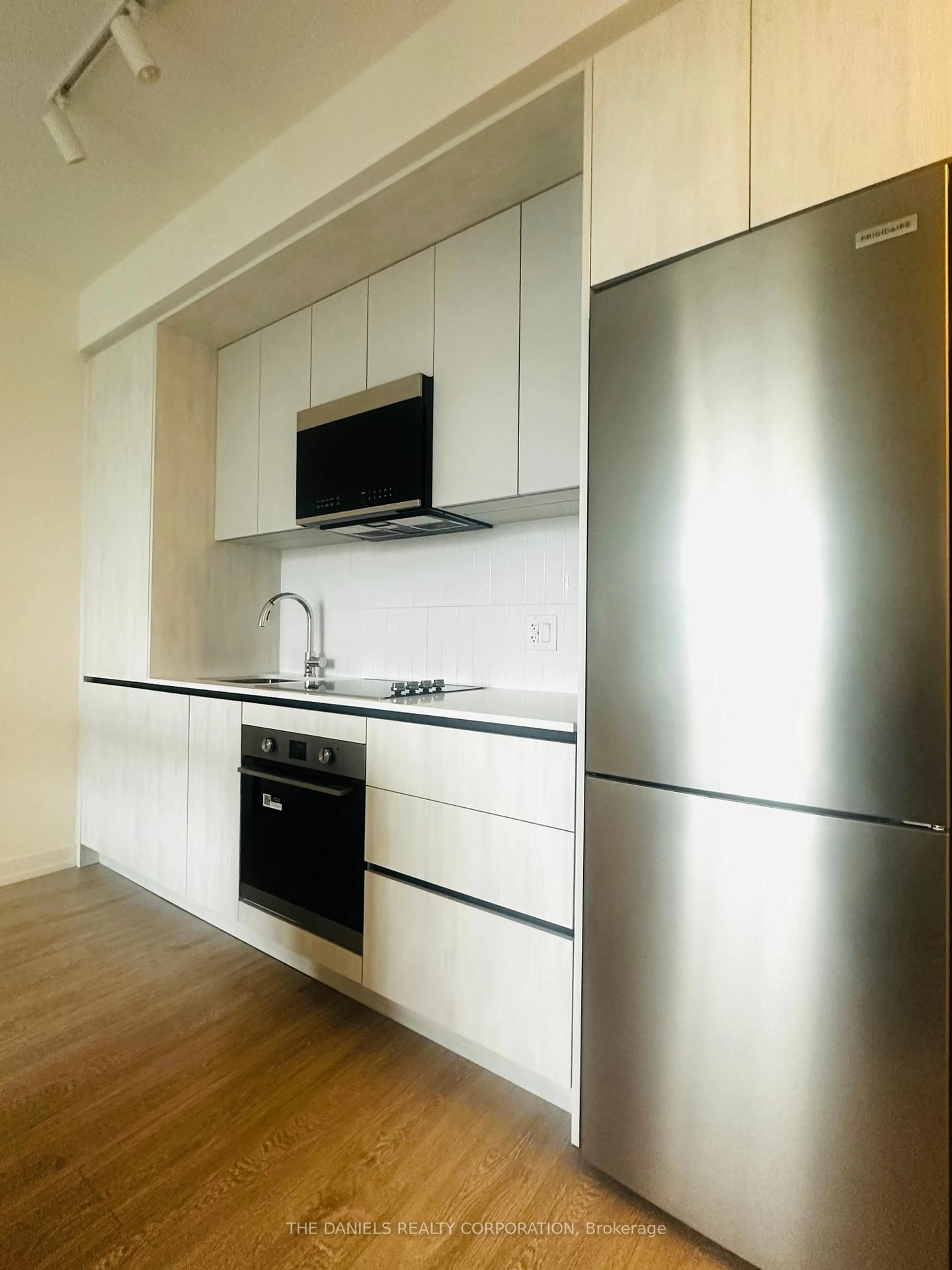 Standard kitchen, wood/laminate floor for 2485 Eglinton Ave #418, Mississauga Ontario L5M 2T1