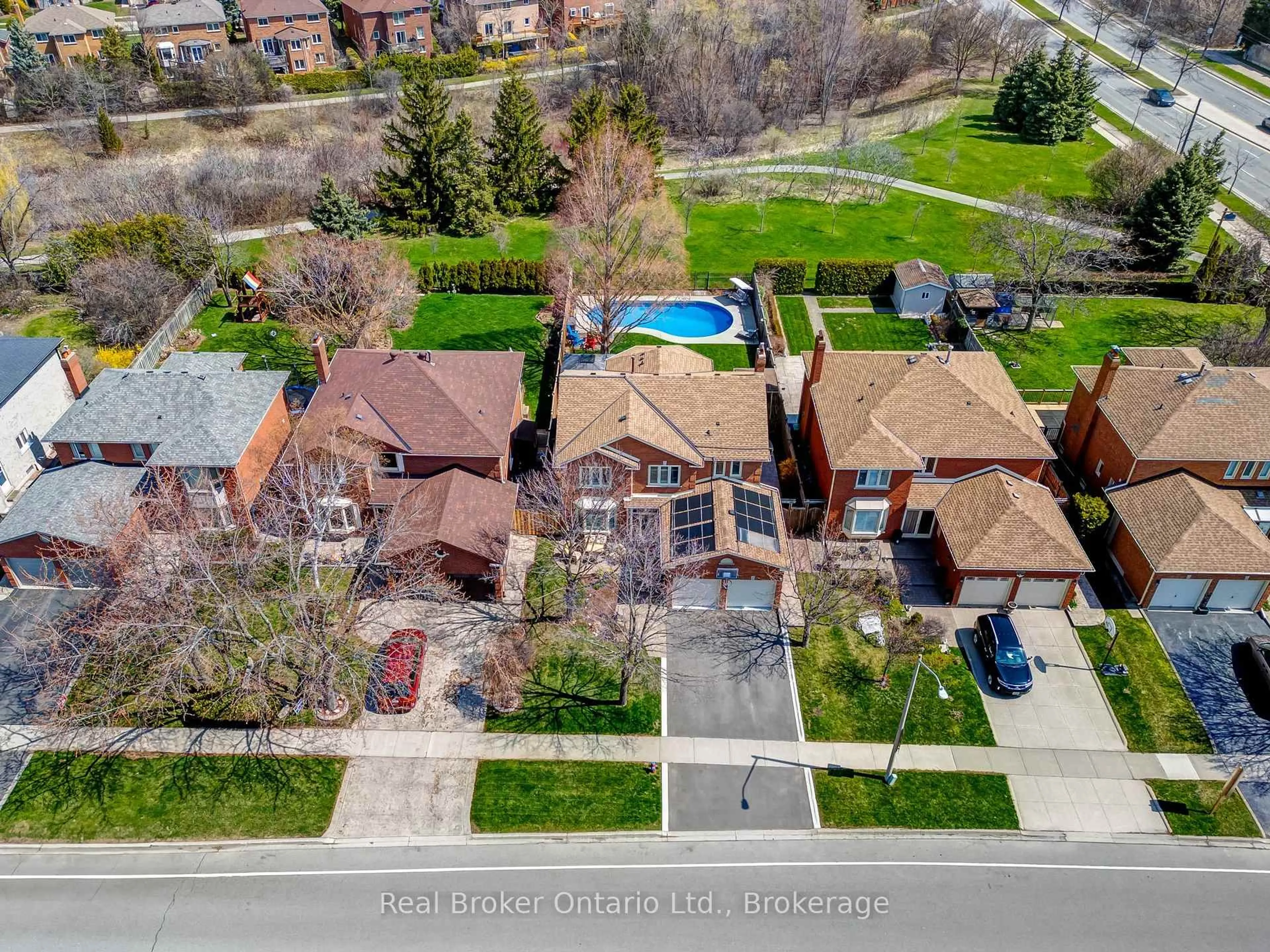 A pic from outside/outdoor area/front of a property/back of a property/a pic from drone, street for 2015 Grosvenor St, Oakville Ontario L6H 5A2