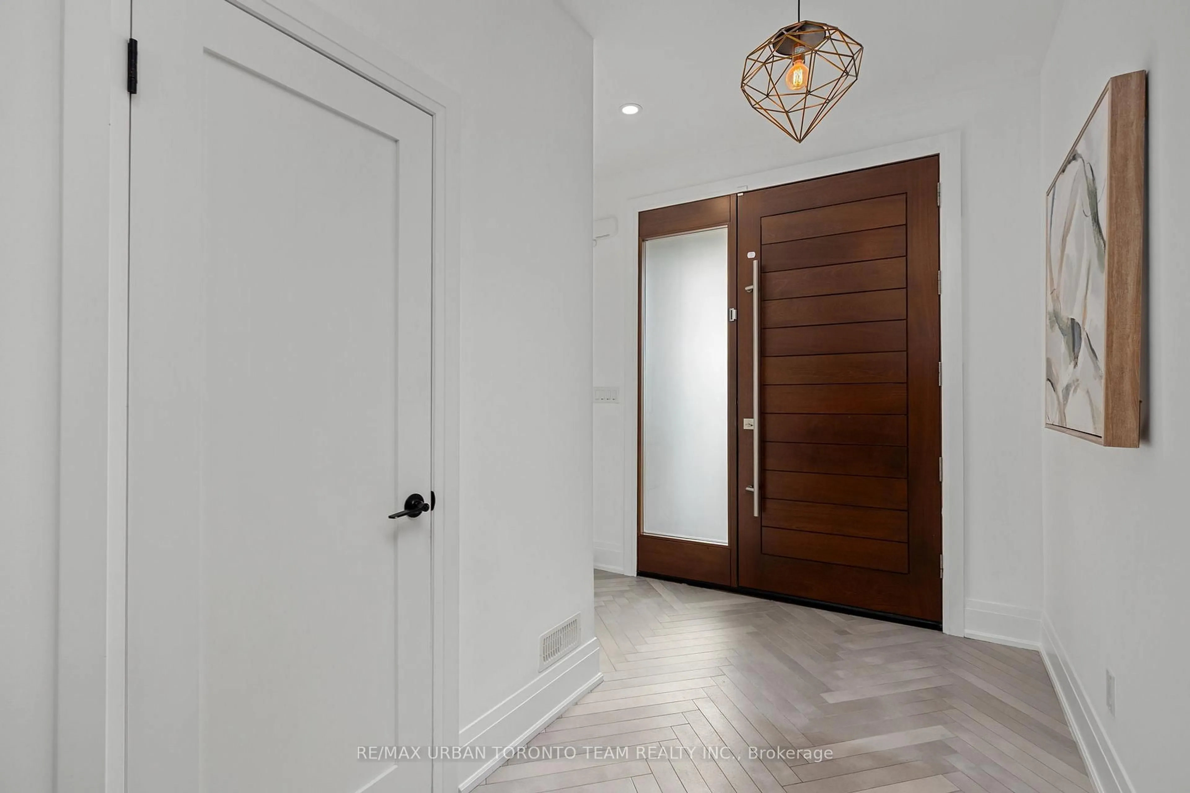 Indoor entryway for 58 Manitoba St, Toronto Ontario M8Y 1C9