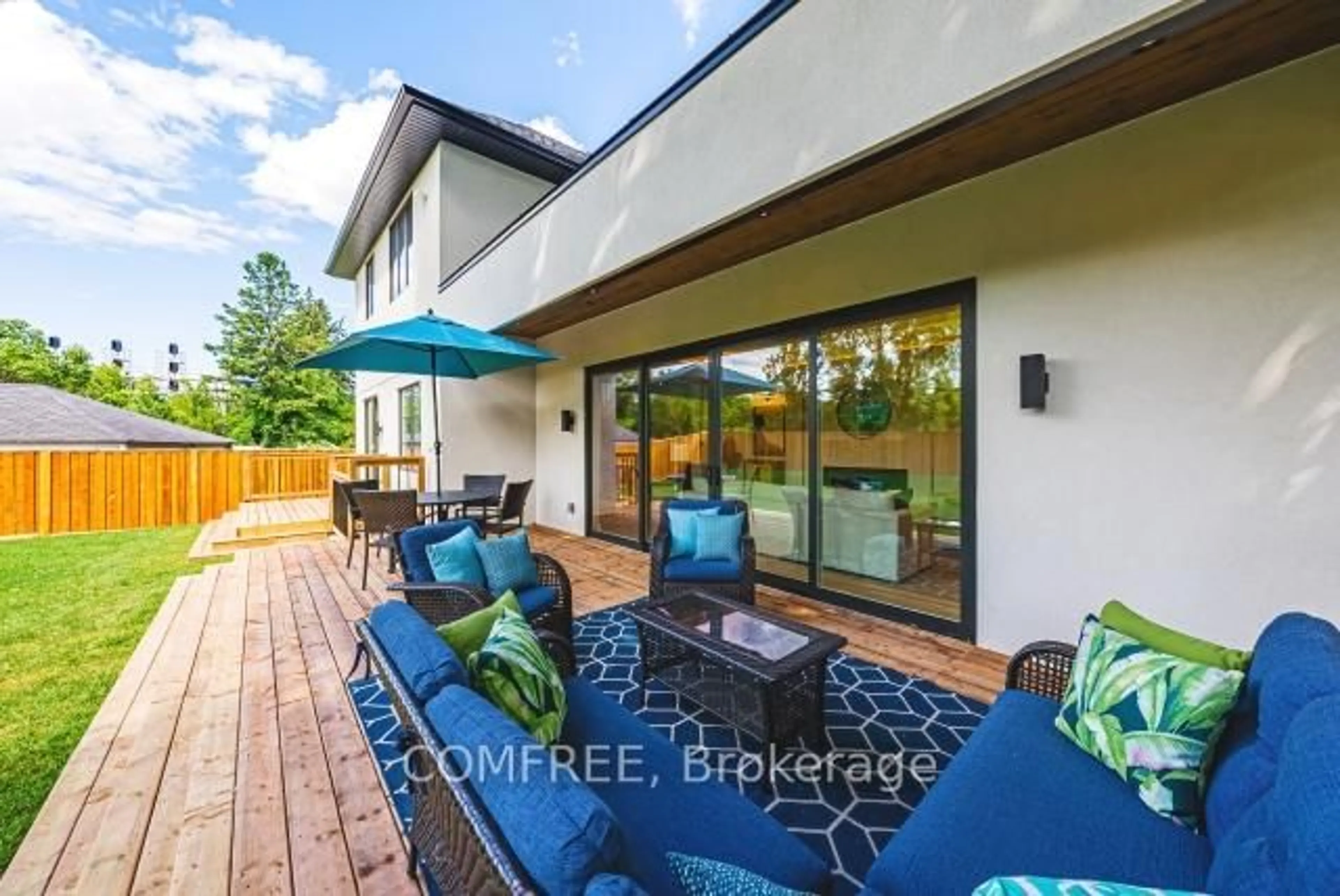 Patio, street for 202 Queen St, Mississauga Ontario L5H 1L6