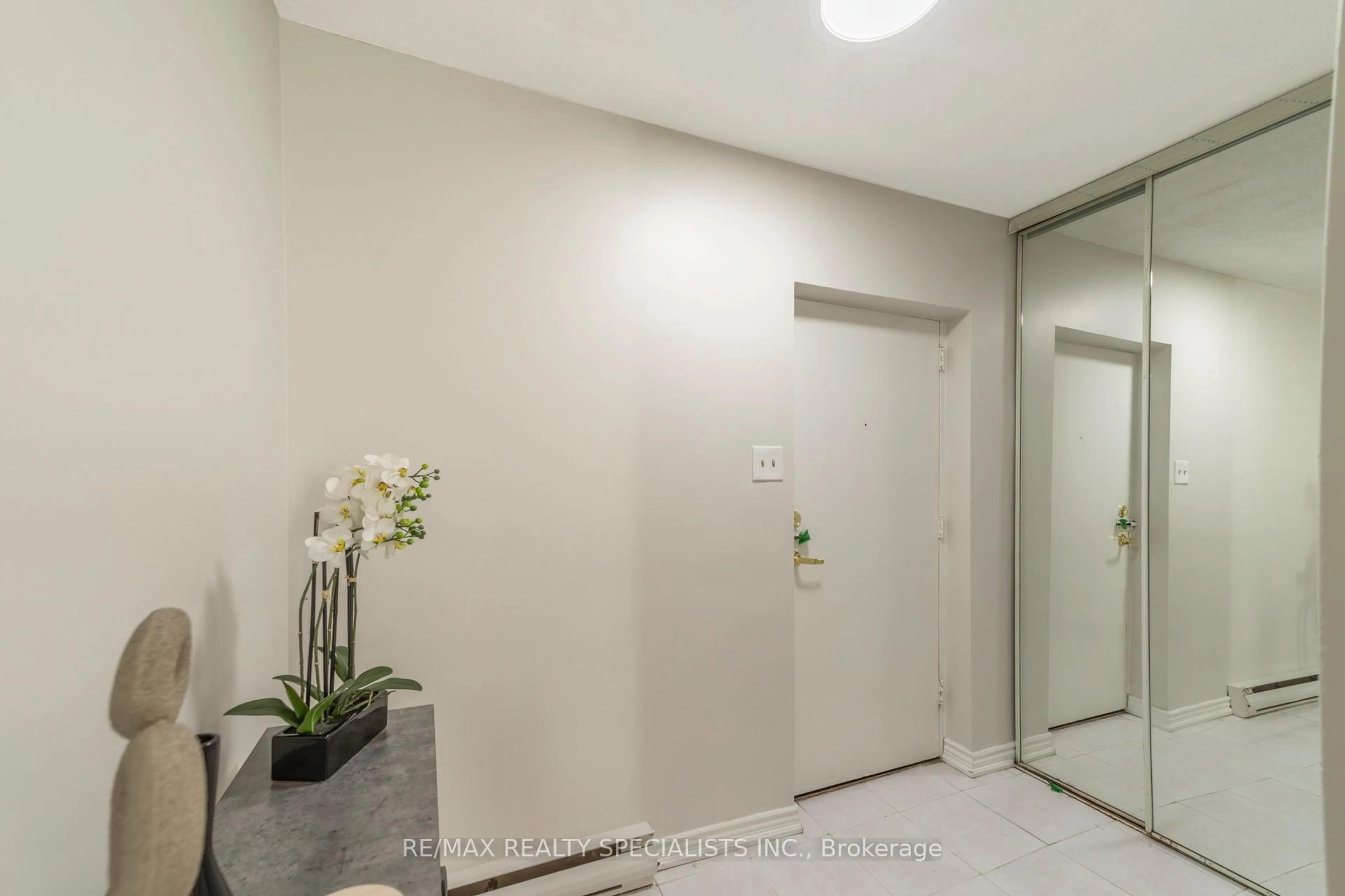 Indoor foyer for 366 The East Mall #137, Toronto Ontario M9B 6C6