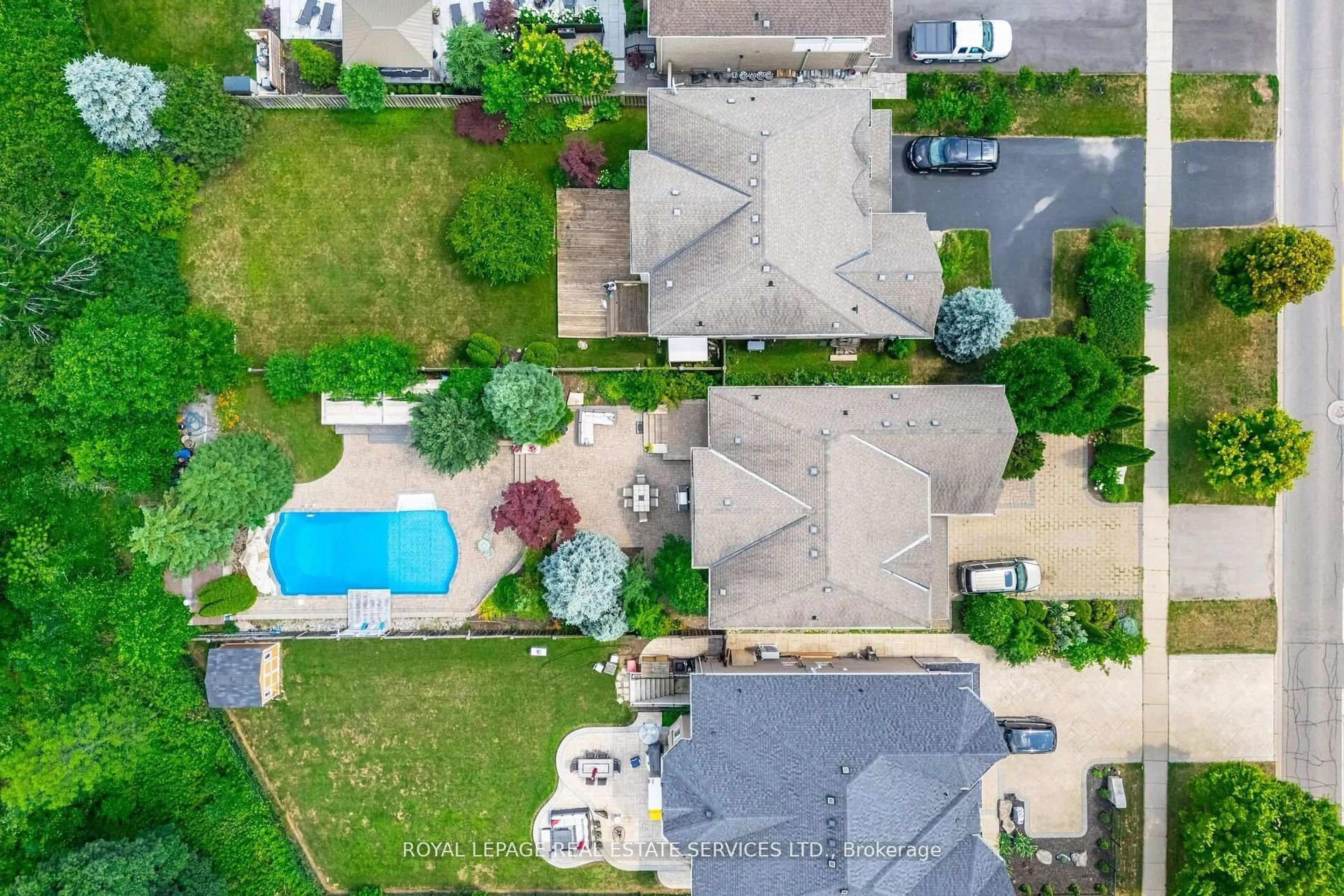 A pic from outside/outdoor area/front of a property/back of a property/a pic from drone, street for 215 Burloak Dr, Oakville Ontario L6L 6T6