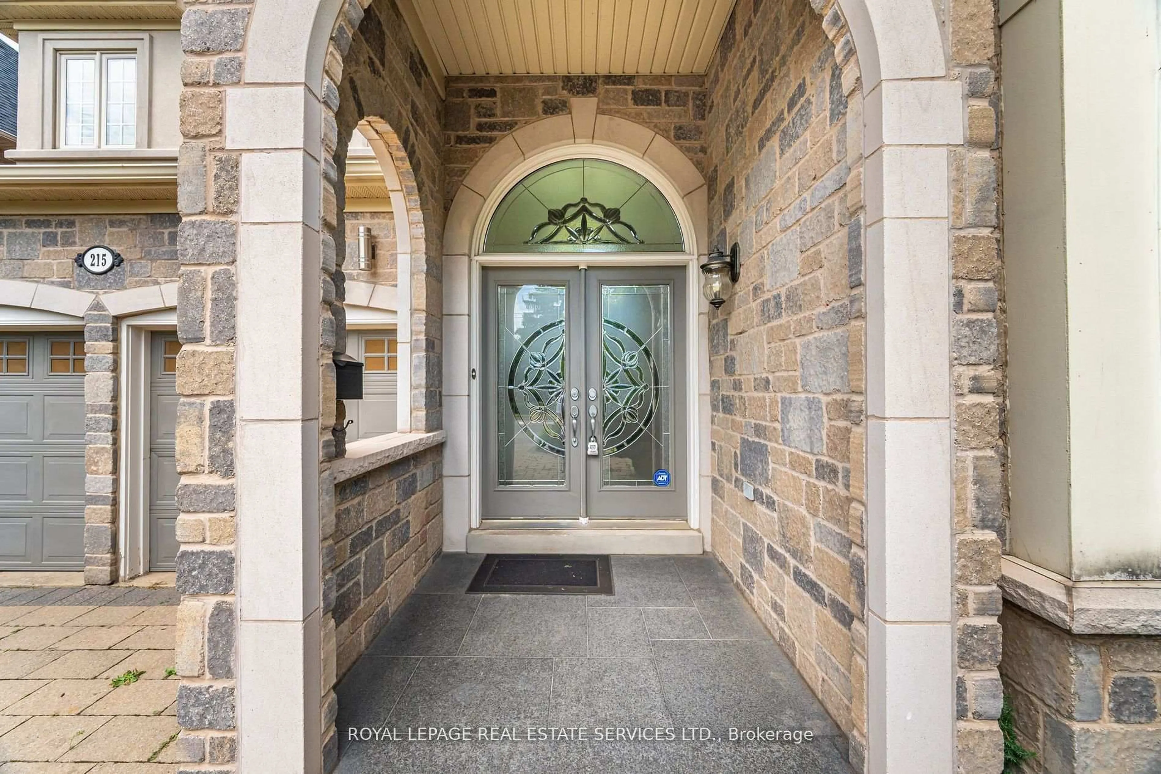 Indoor entryway for 215 Burloak Dr, Oakville Ontario L6L 6T6
