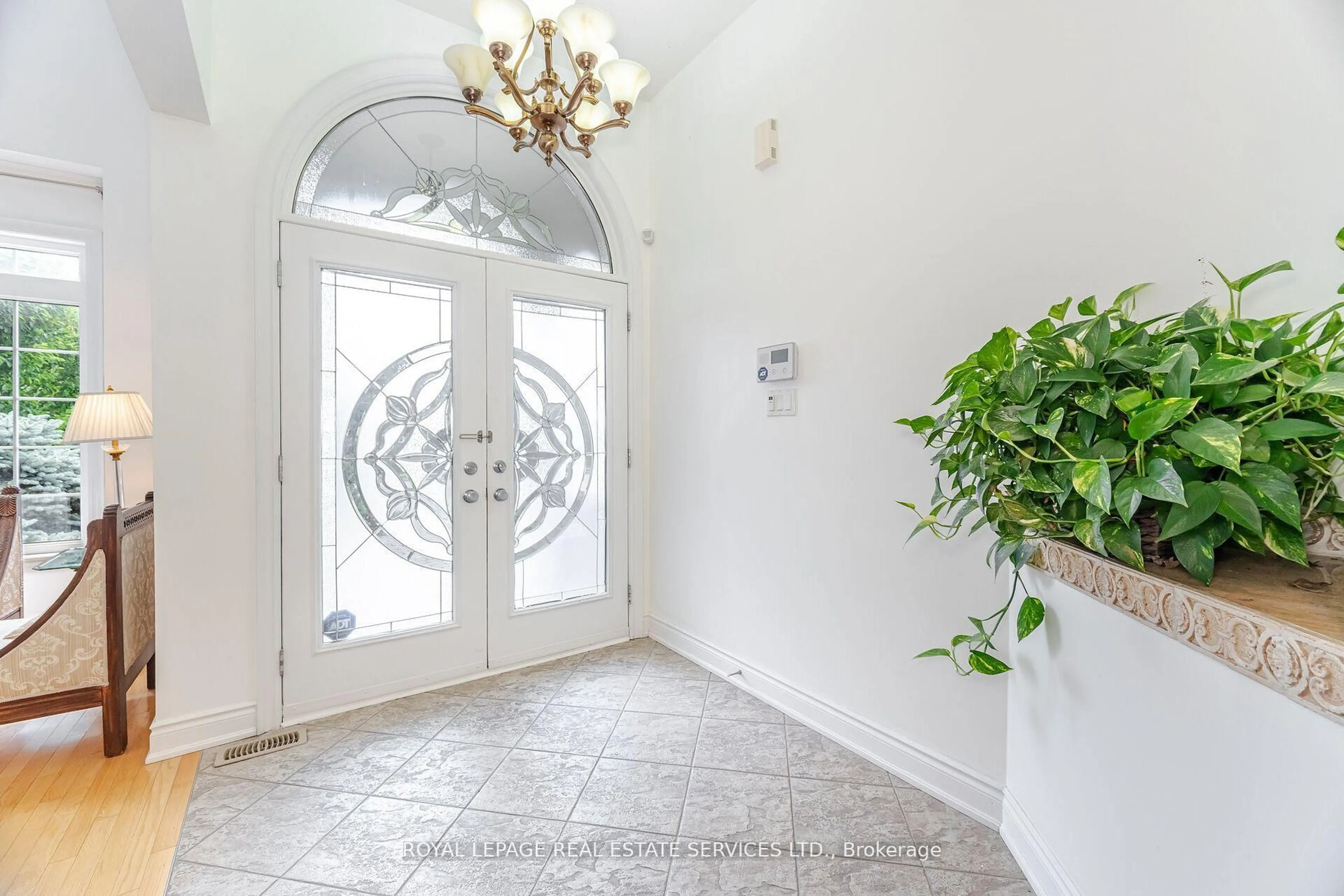 Indoor entryway for 215 Burloak Dr, Oakville Ontario L6L 6T6