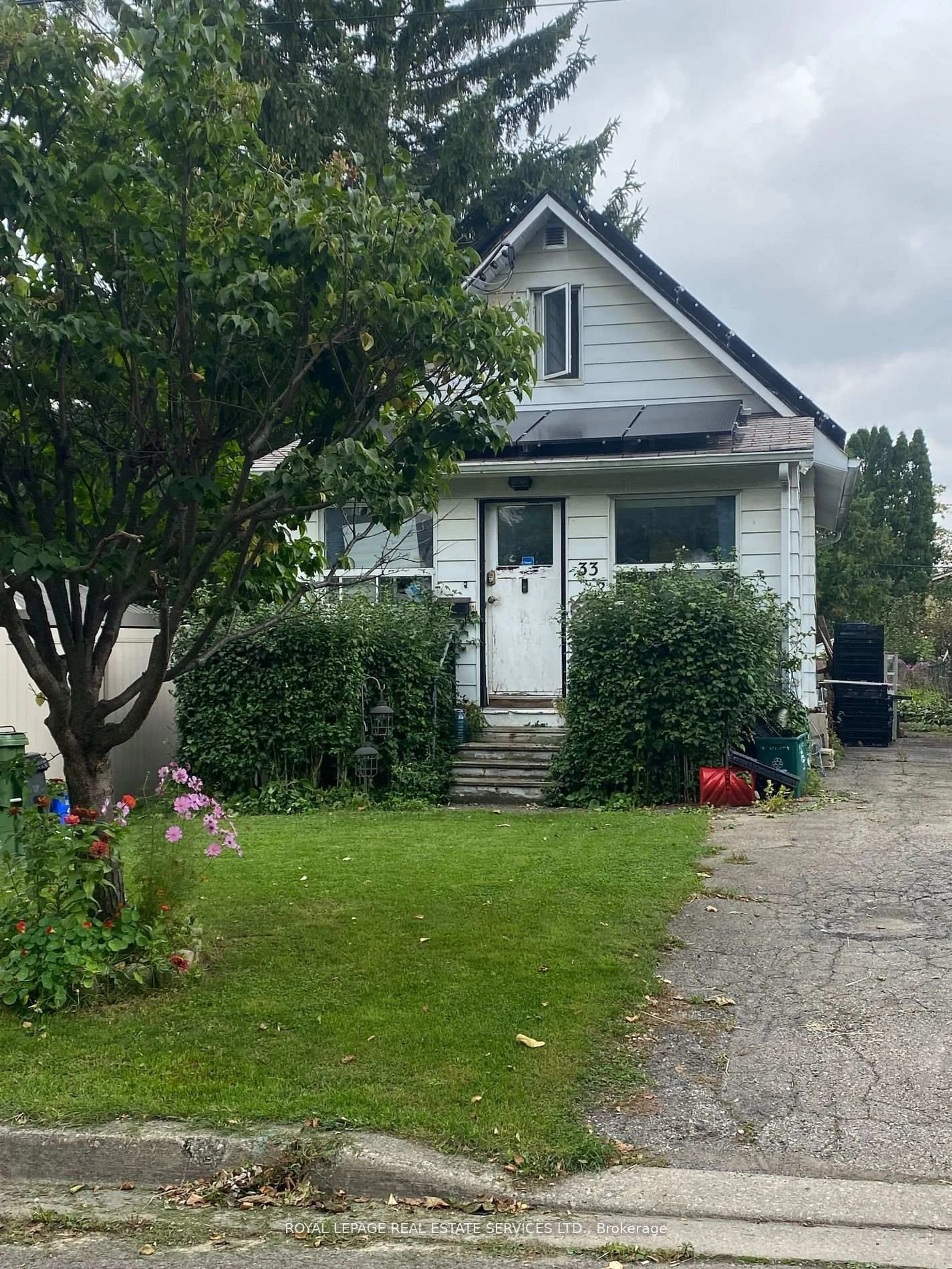 A pic from outside/outdoor area/front of a property/back of a property/a pic from drone, street for 33 Roxaline St, Toronto Ontario M9P 2Z1