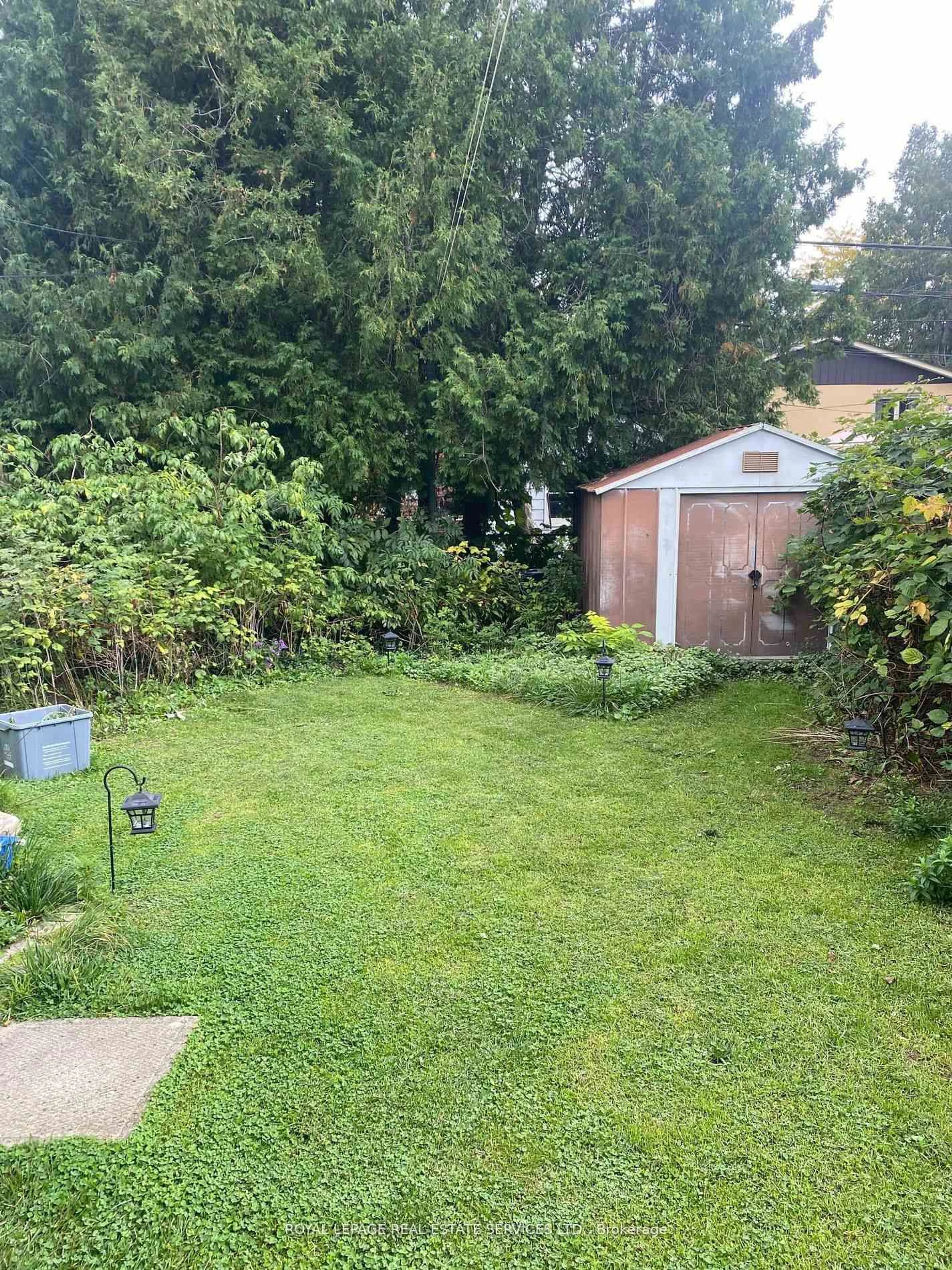 A pic from outside/outdoor area/front of a property/back of a property/a pic from drone, street for 33 Roxaline St, Toronto Ontario M9P 2Z1