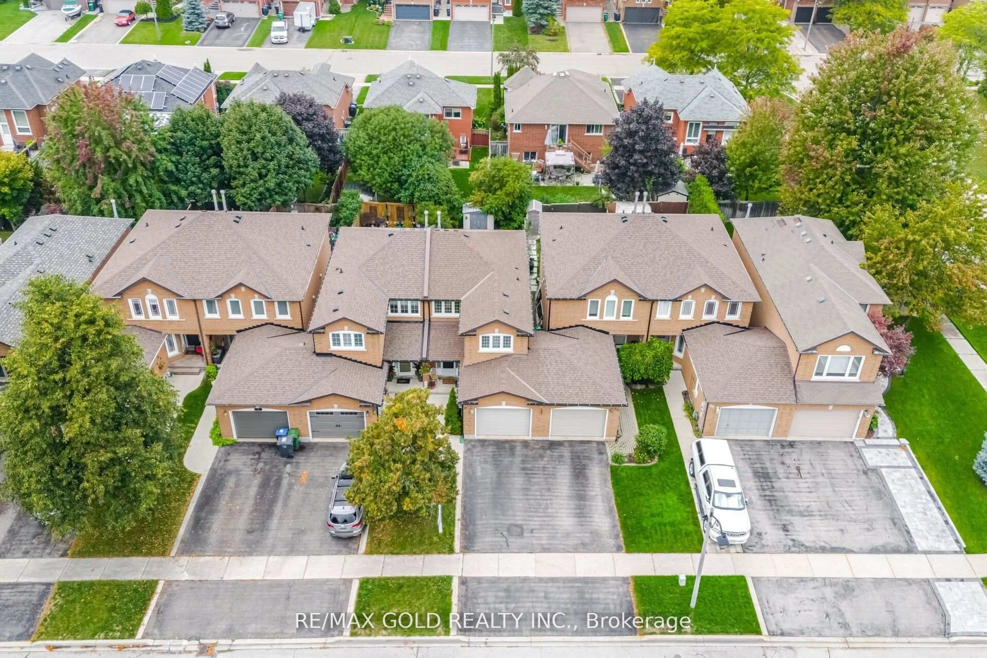 A pic from outside/outdoor area/front of a property/back of a property/a pic from drone, street for 26 Flemington Dr, Caledon Ontario L7C 1B5