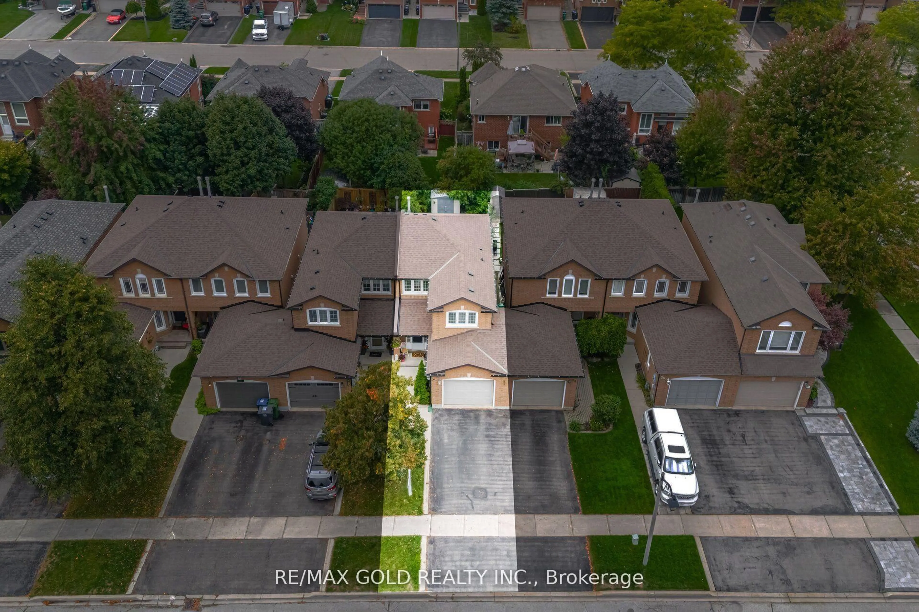 A pic from outside/outdoor area/front of a property/back of a property/a pic from drone, street for 26 Flemington Dr, Caledon Ontario L7C 1B5