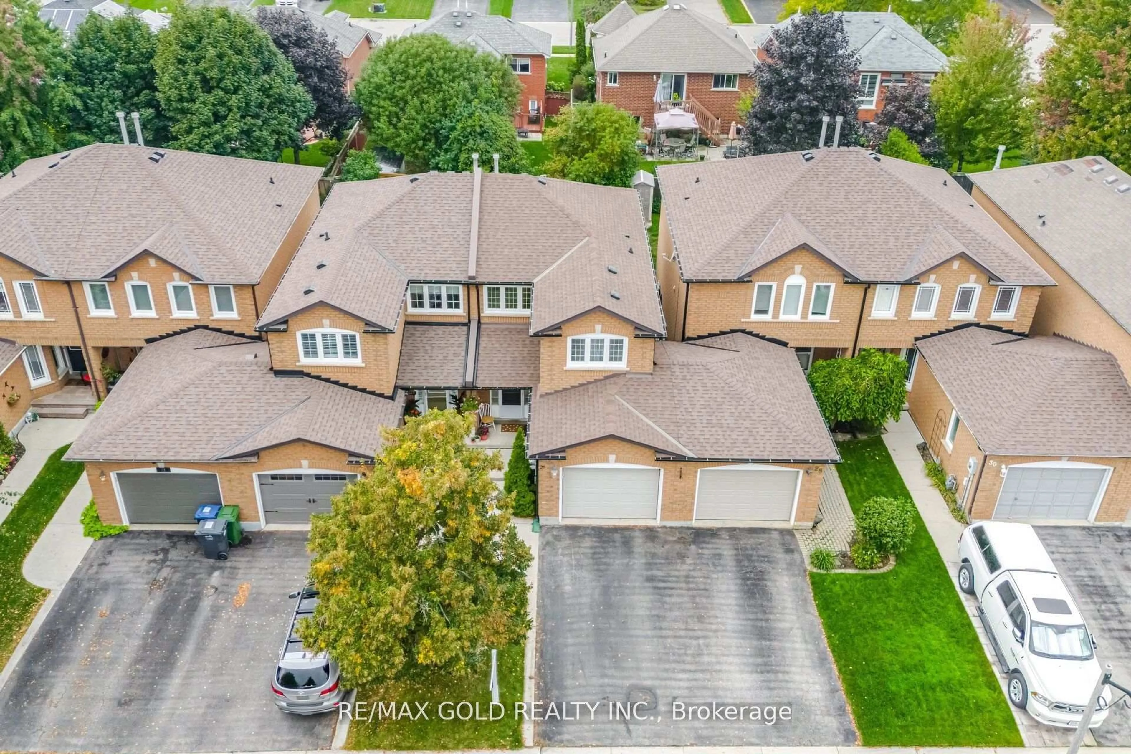A pic from outside/outdoor area/front of a property/back of a property/a pic from drone, street for 26 Flemington Dr, Caledon Ontario L7C 1B5
