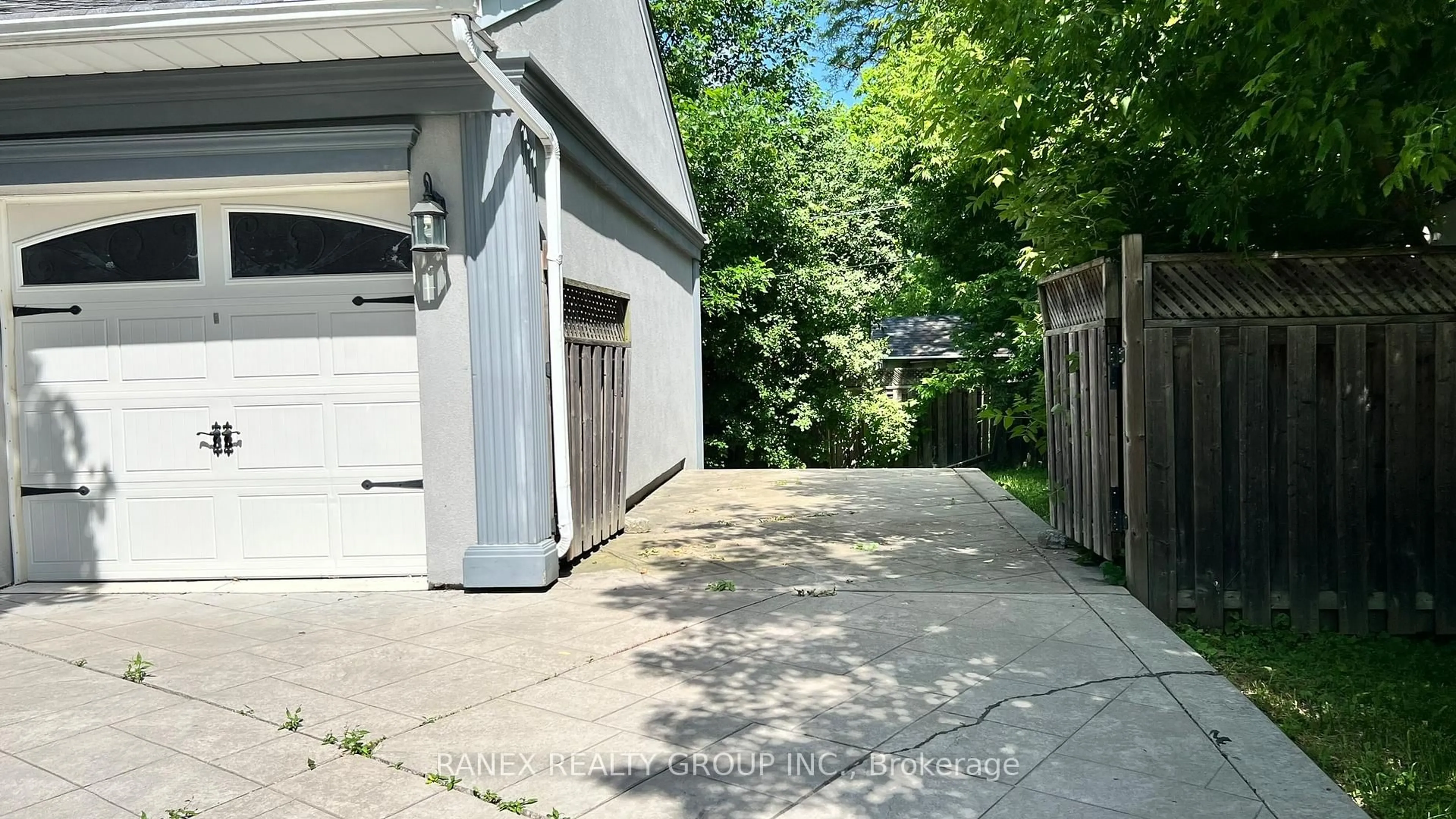 Patio, street for 76 Eldomar Ave, Brampton Ontario L6W 1R3