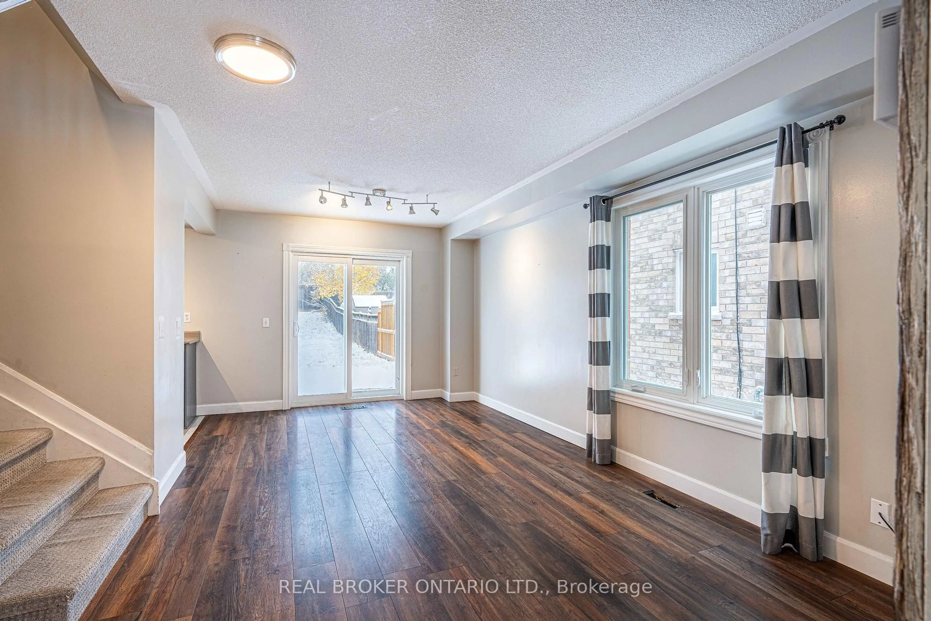 Indoor entryway for 126 Mowat Cres, Halton Hills Ontario L7G 6C8