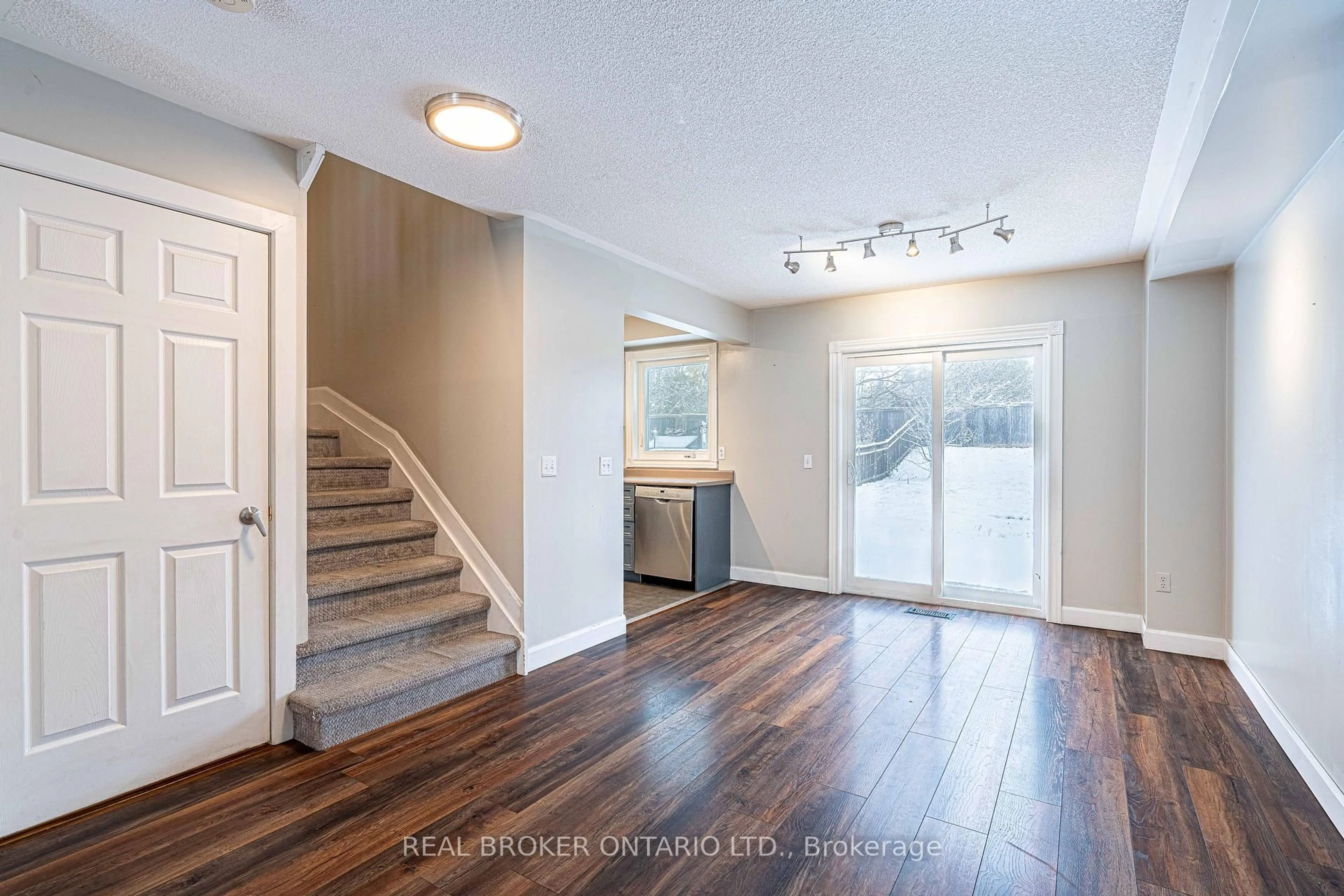 Indoor entryway for 126 Mowat Cres, Halton Hills Ontario L7G 6C8
