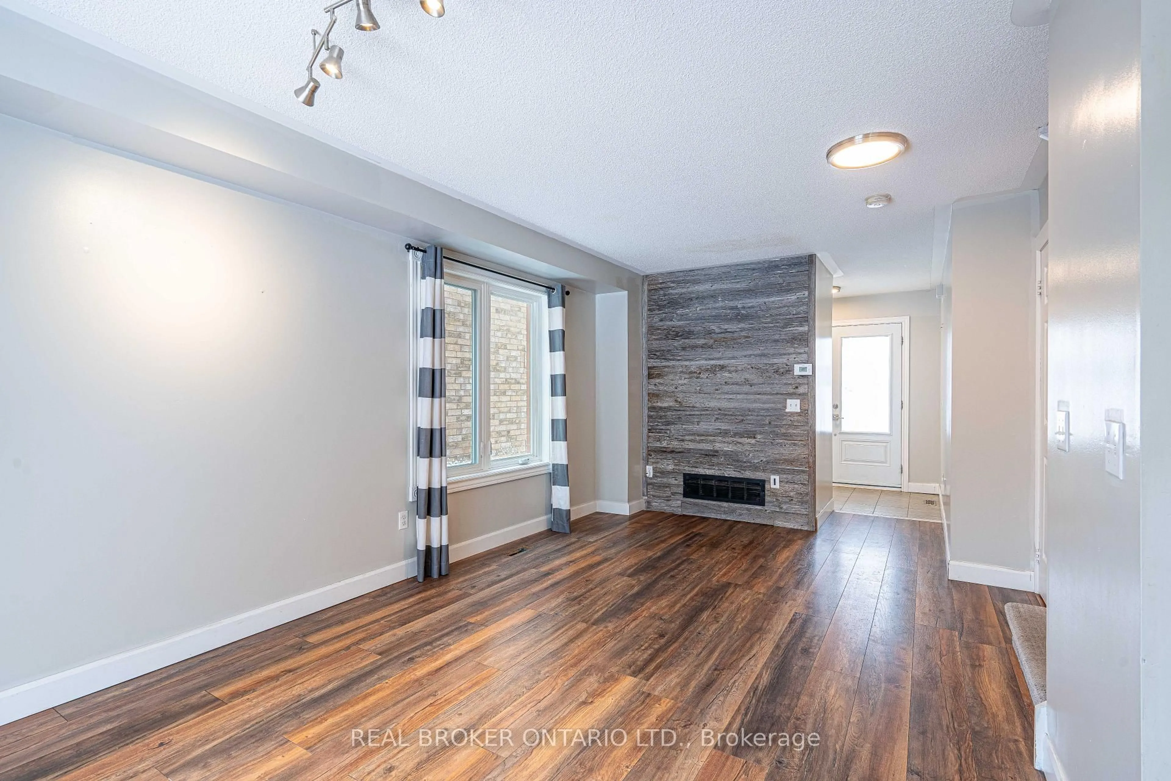 Indoor entryway for 126 Mowat Cres, Halton Hills Ontario L7G 6C8