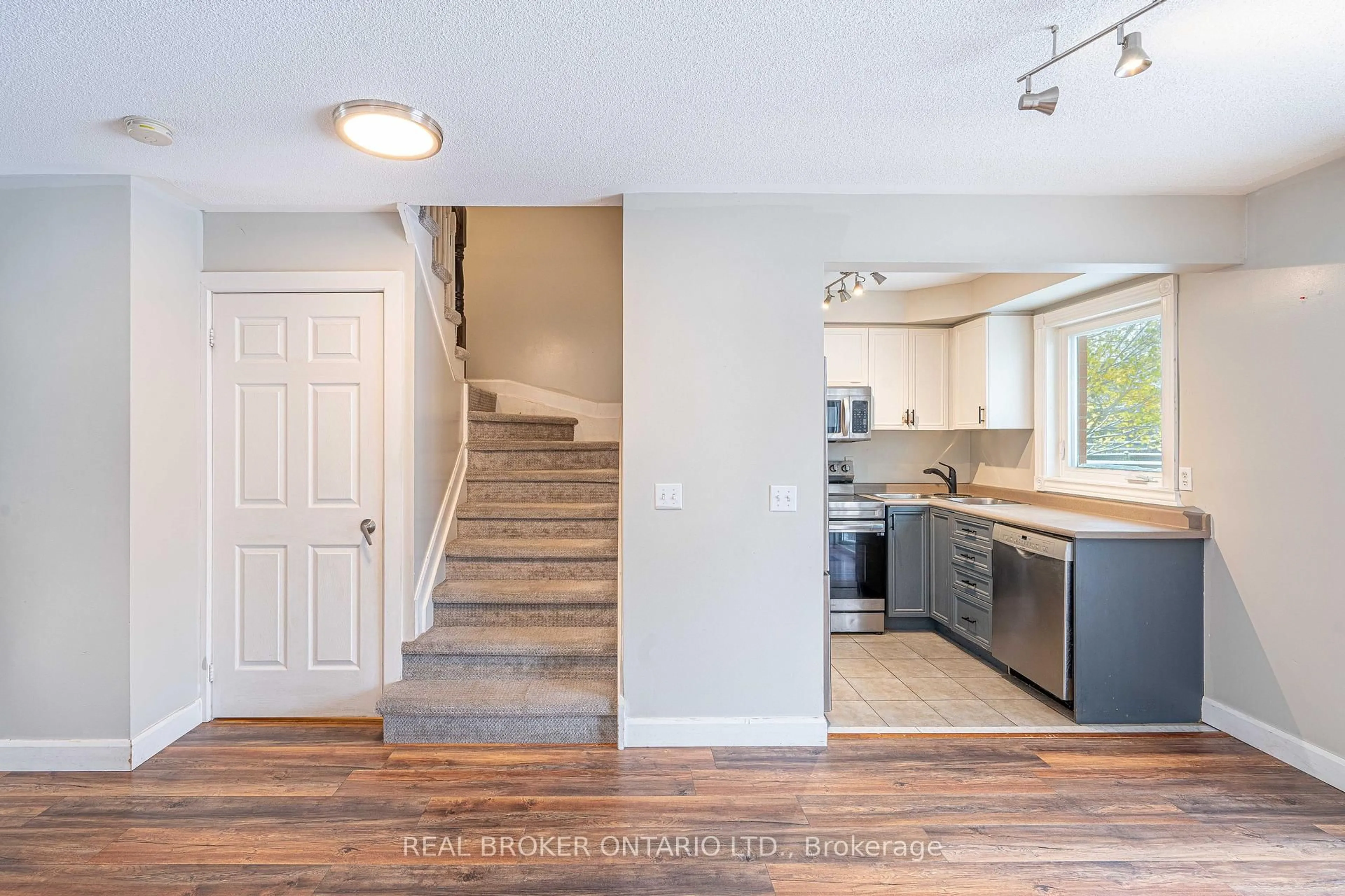 Open concept kitchen, unknown for 126 Mowat Cres, Halton Hills Ontario L7G 6C8