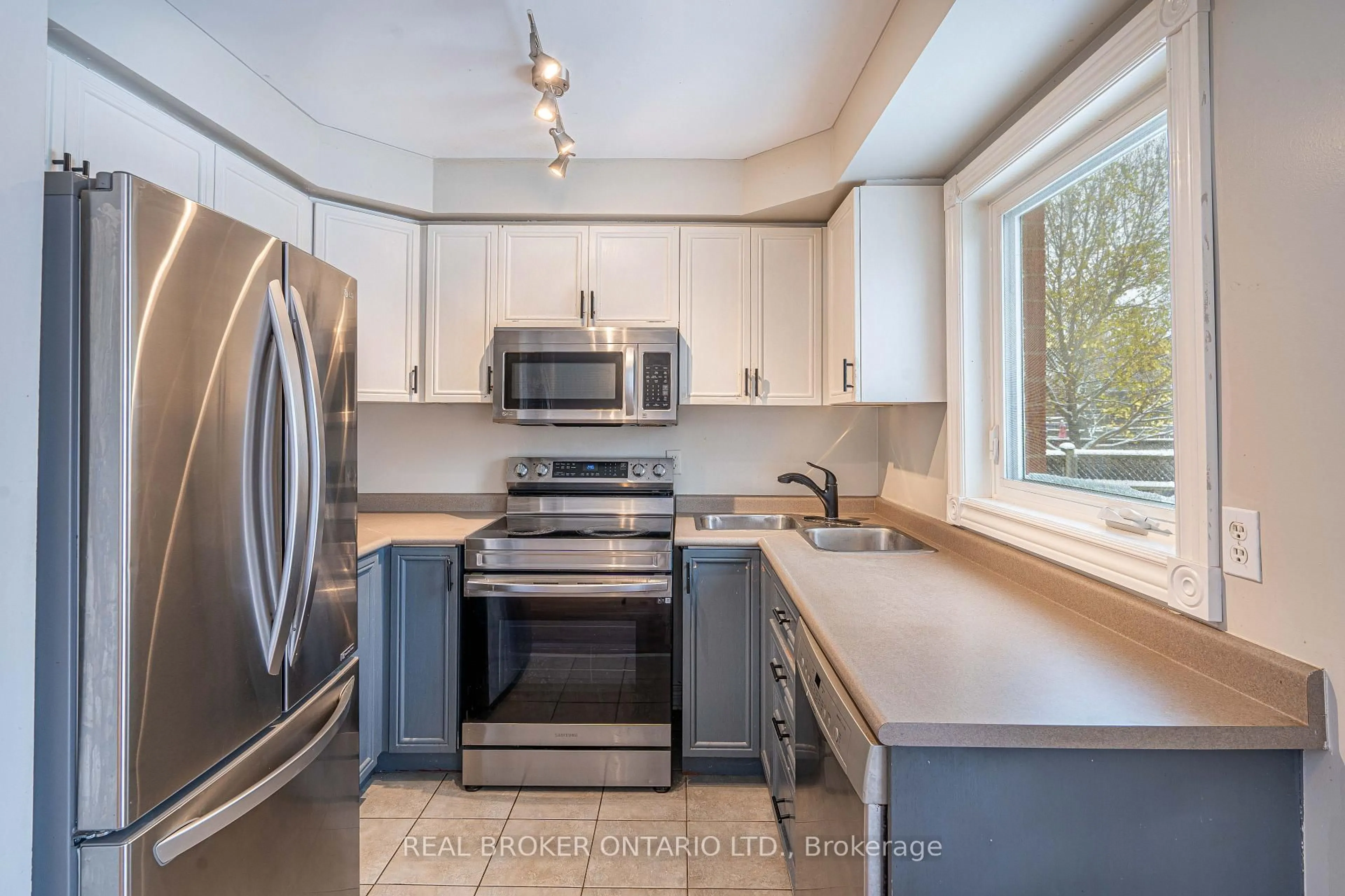 Standard kitchen, unknown for 126 Mowat Cres, Halton Hills Ontario L7G 6C8