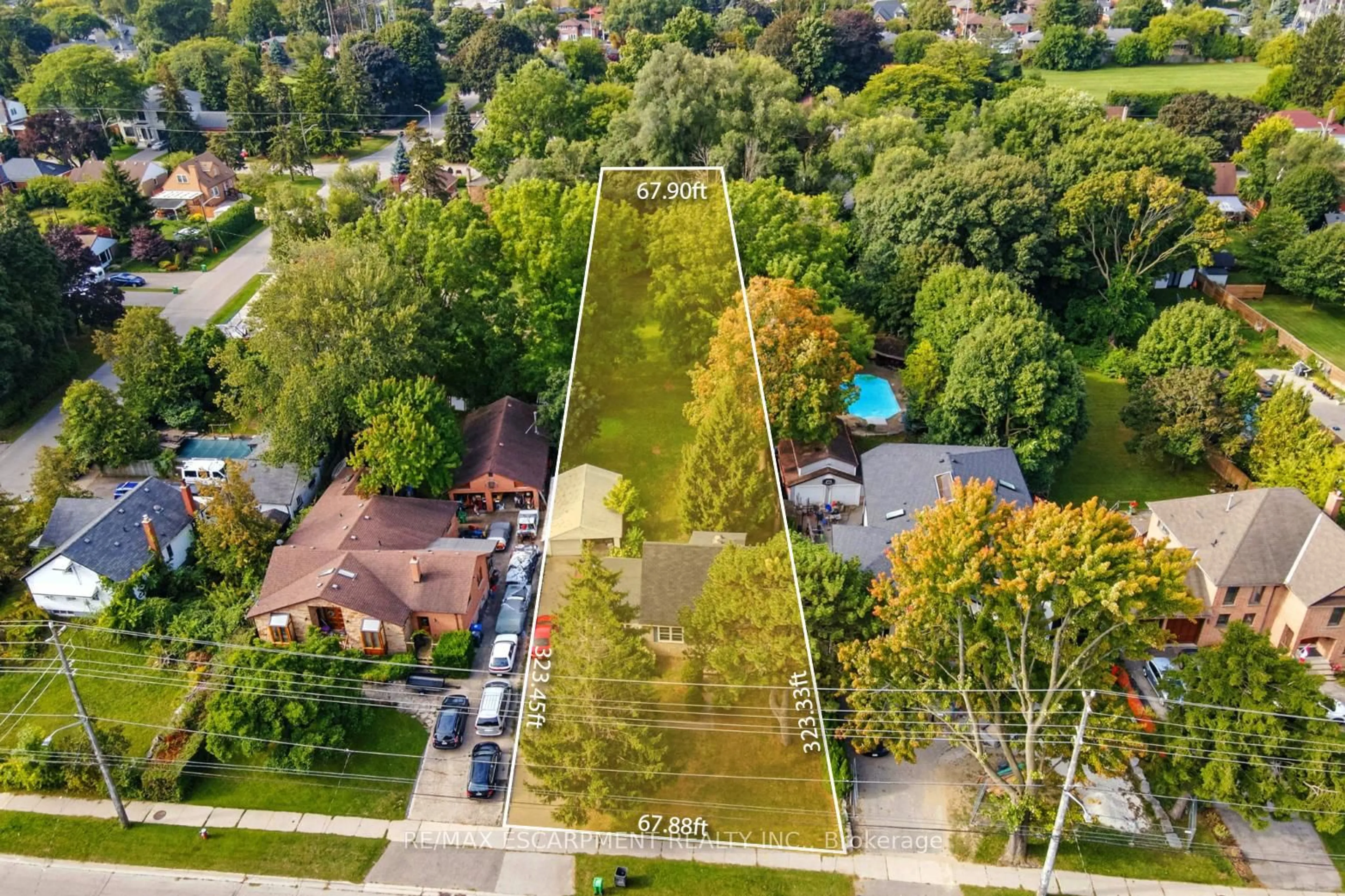 A pic from outside/outdoor area/front of a property/back of a property/a pic from drone, street for 1494 Haig Blvd, Mississauga Ontario L5E 2N3