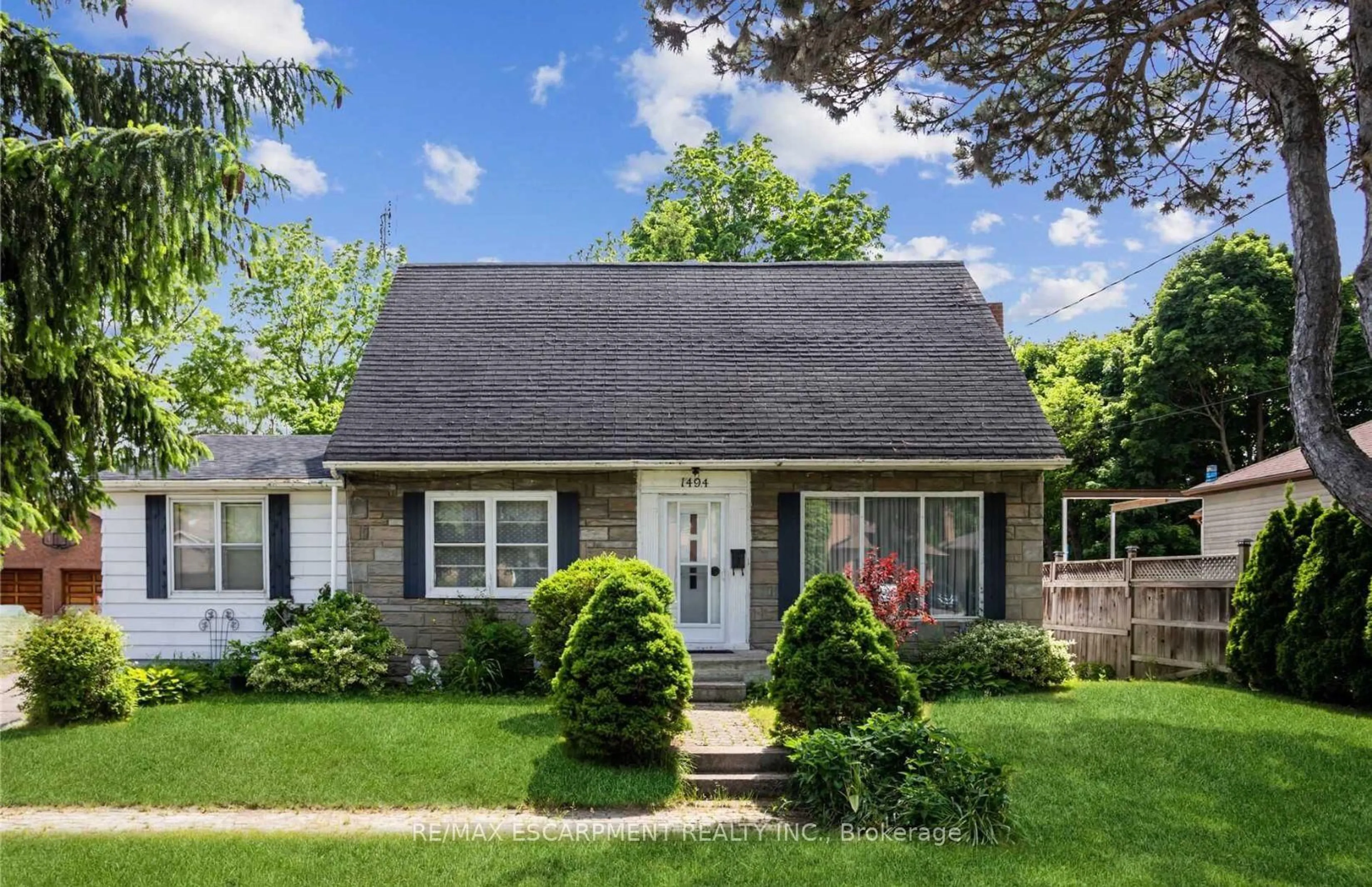 Home with vinyl exterior material, street for 1494 Haig Blvd, Mississauga Ontario L5E 2N3