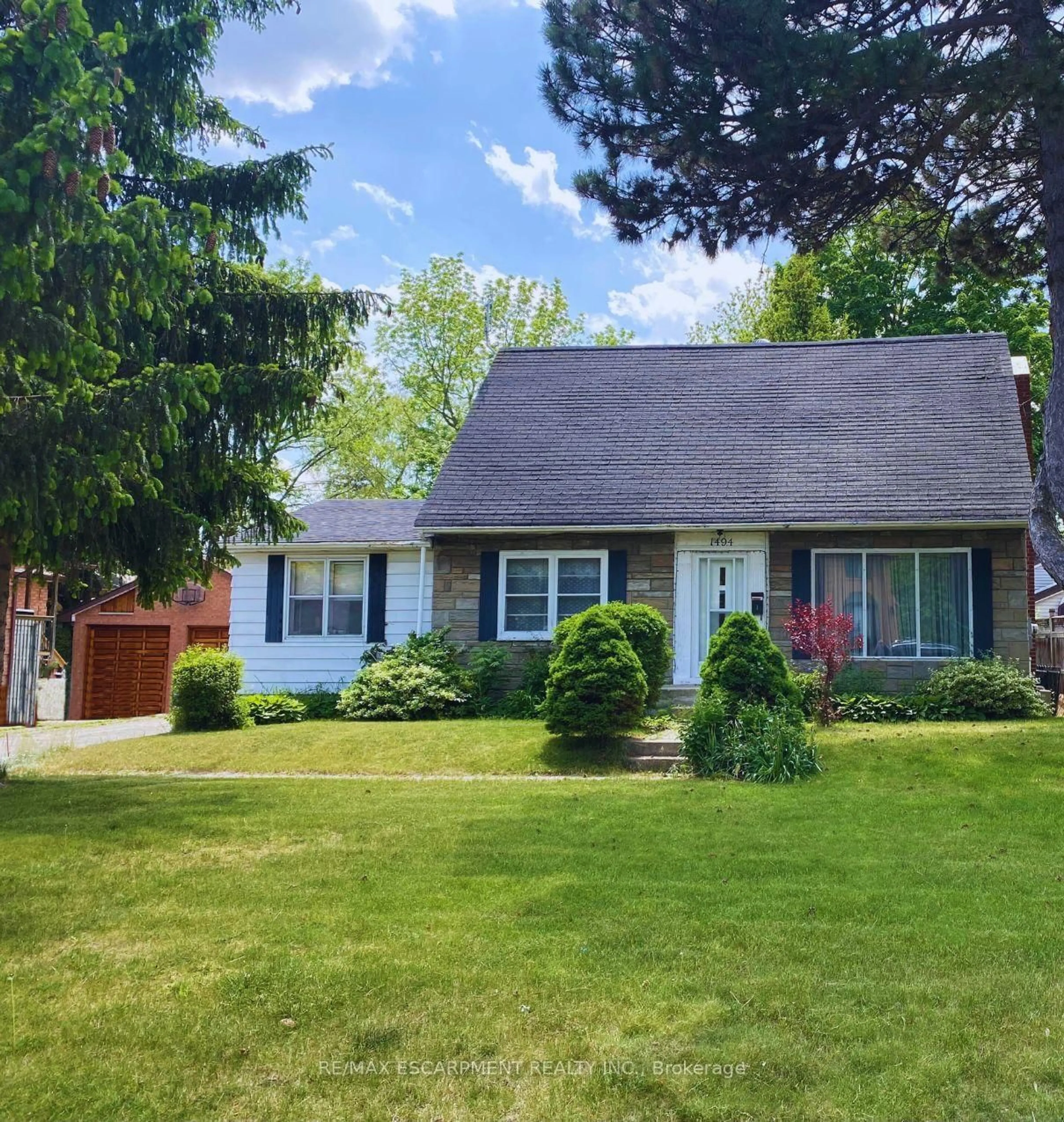 Home with vinyl exterior material, street for 1494 Haig Blvd, Mississauga Ontario L5E 2N3