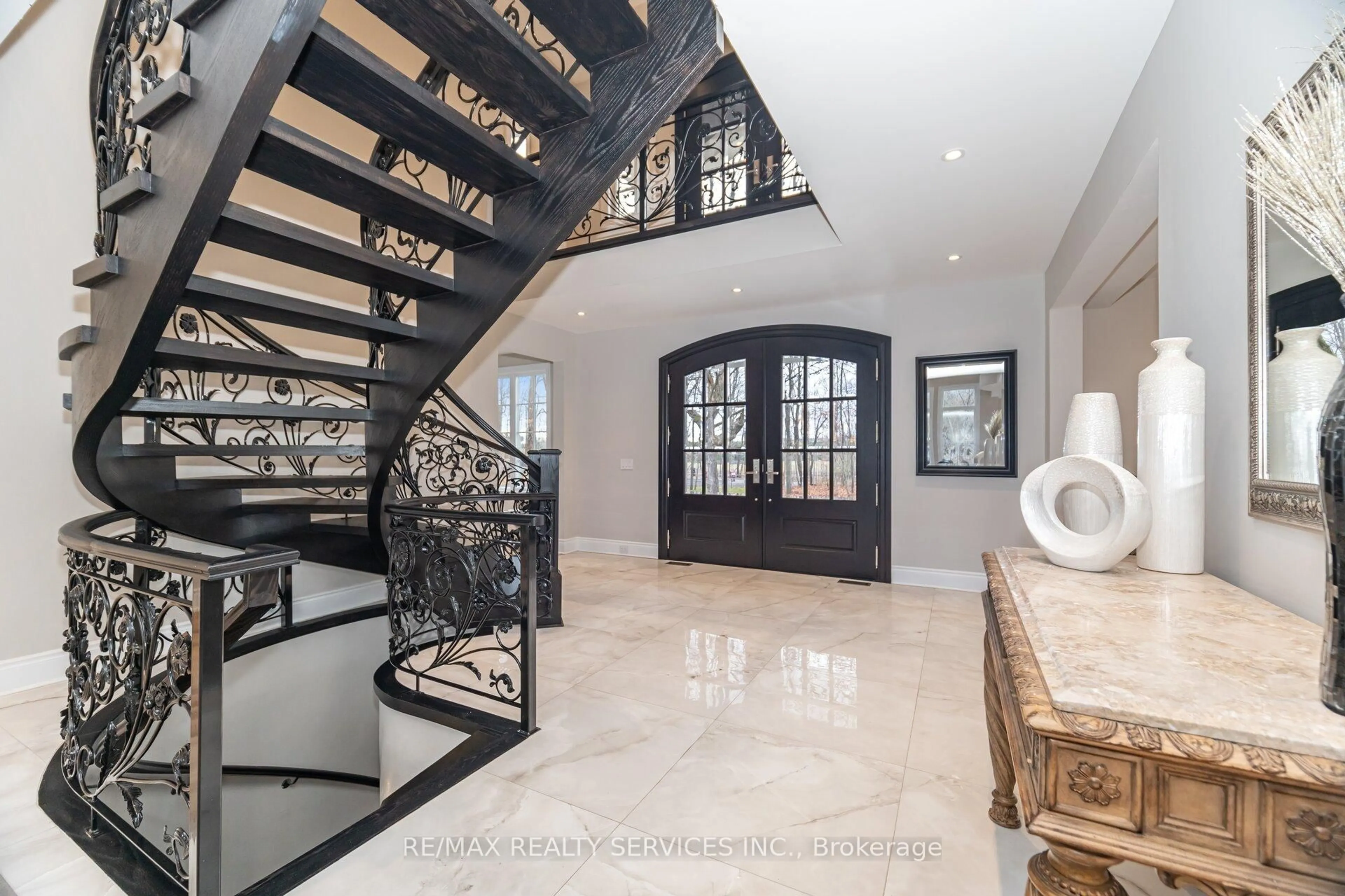 Indoor entryway for 17711 Humber Station Rd, Caledon Ontario L7E 3A7