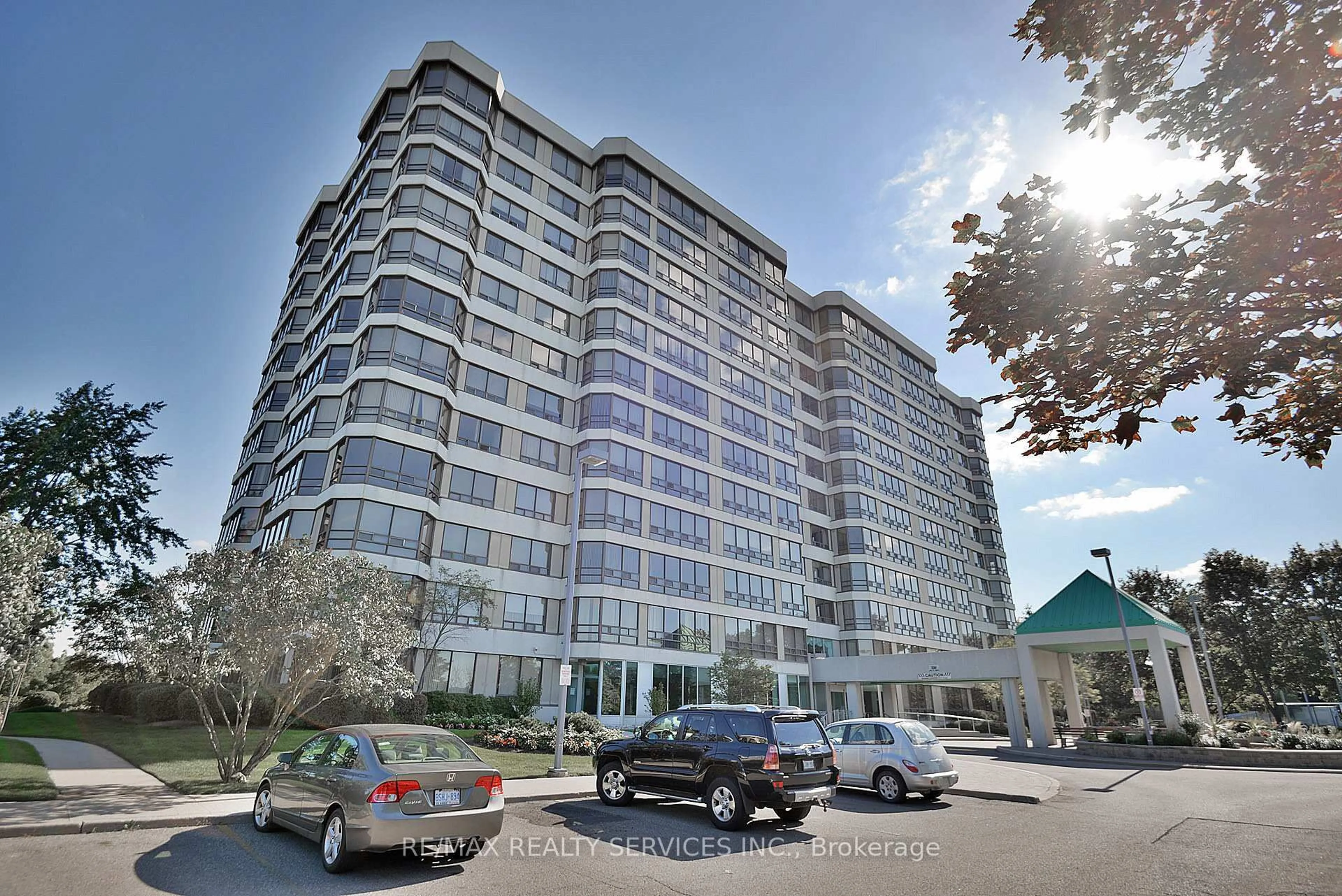 Indoor foyer for 330 Mill St #402, Brampton Ontario L6Y 3V3