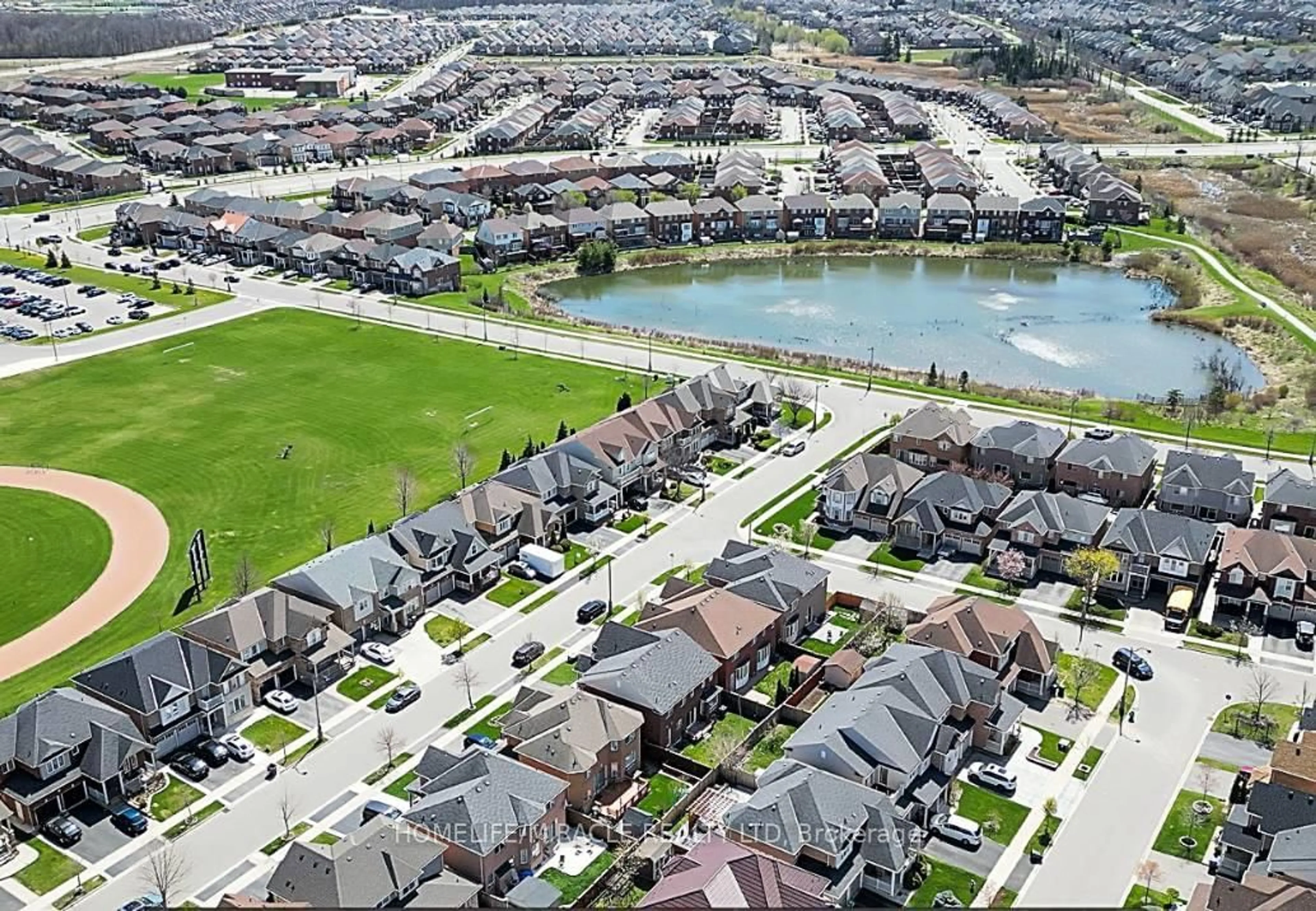 A pic from outside/outdoor area/front of a property/back of a property/a pic from drone, unknown for 13 Bonavista Dr, Brampton Ontario L6X 0N2