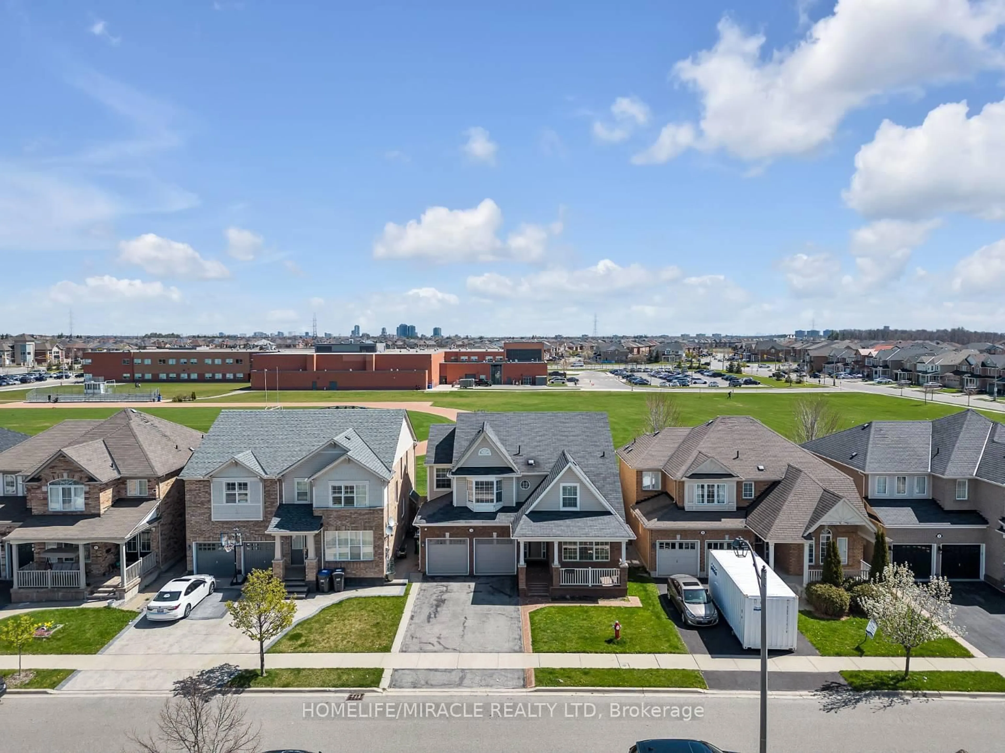 A pic from outside/outdoor area/front of a property/back of a property/a pic from drone, street for 13 Bonavista Dr, Brampton Ontario L6X 0N2