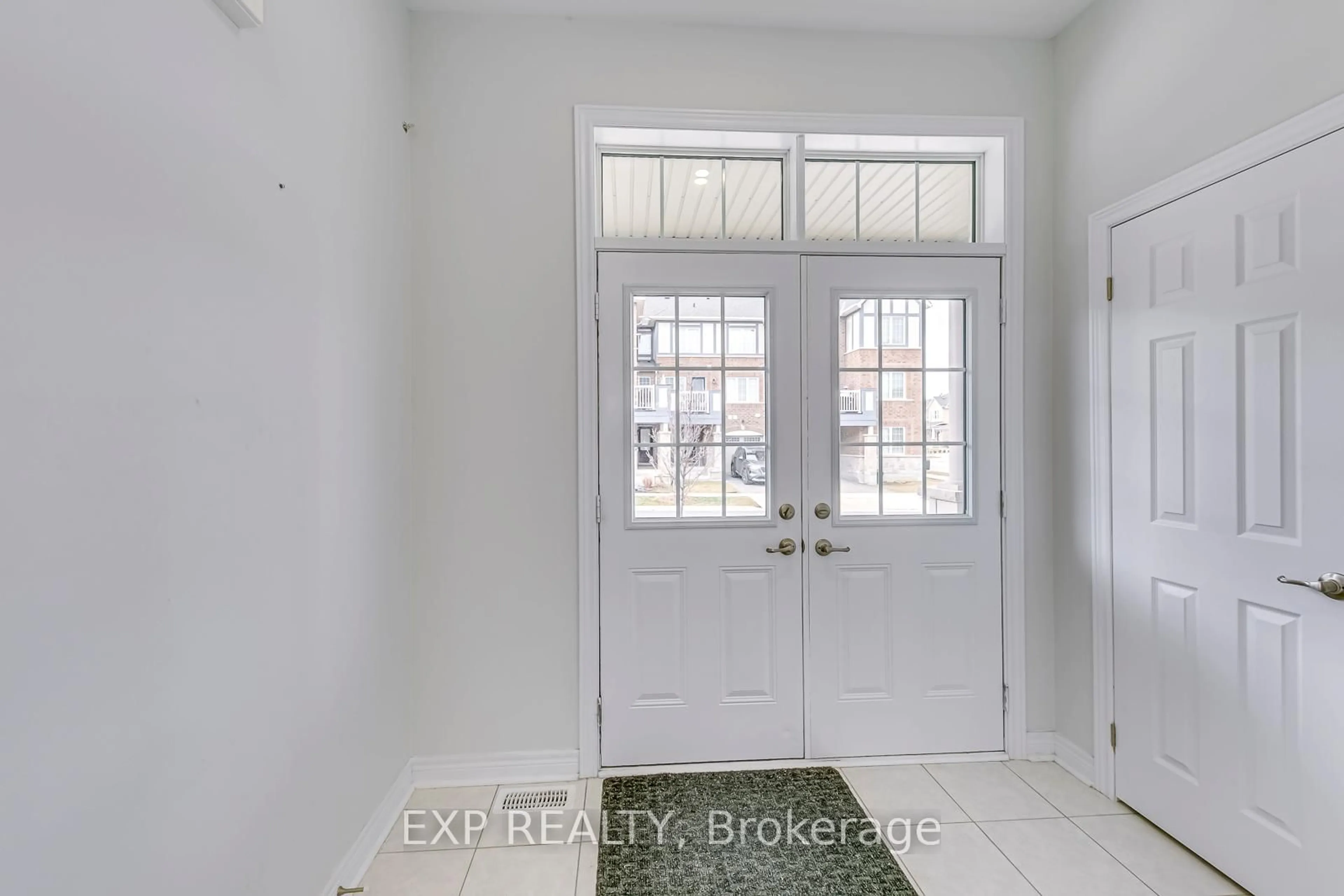 Indoor entryway for 142 Toucan Tr, Oakville Ontario L6H 0Y2