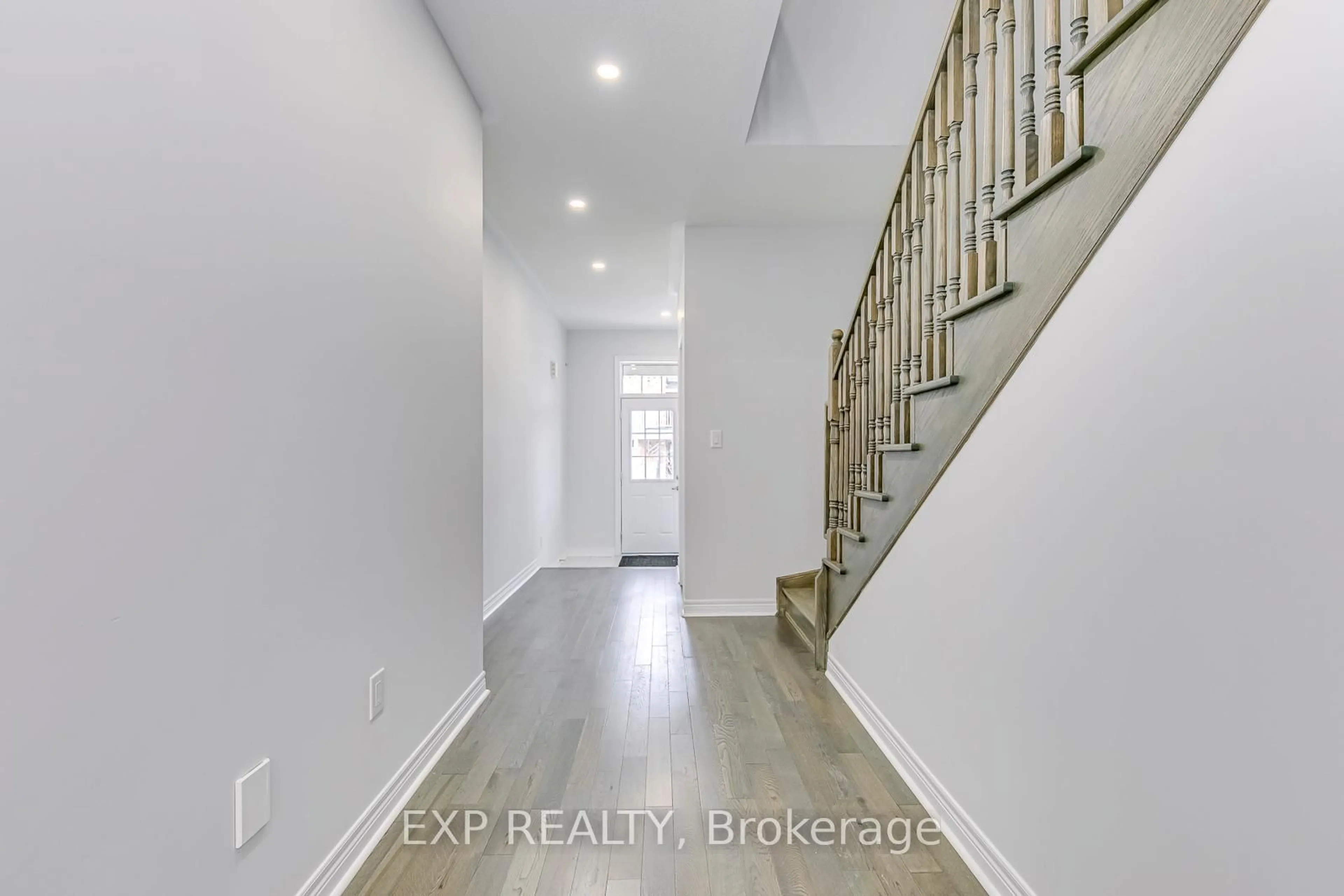 Indoor entryway for 142 Toucan Tr, Oakville Ontario L6H 0Y2