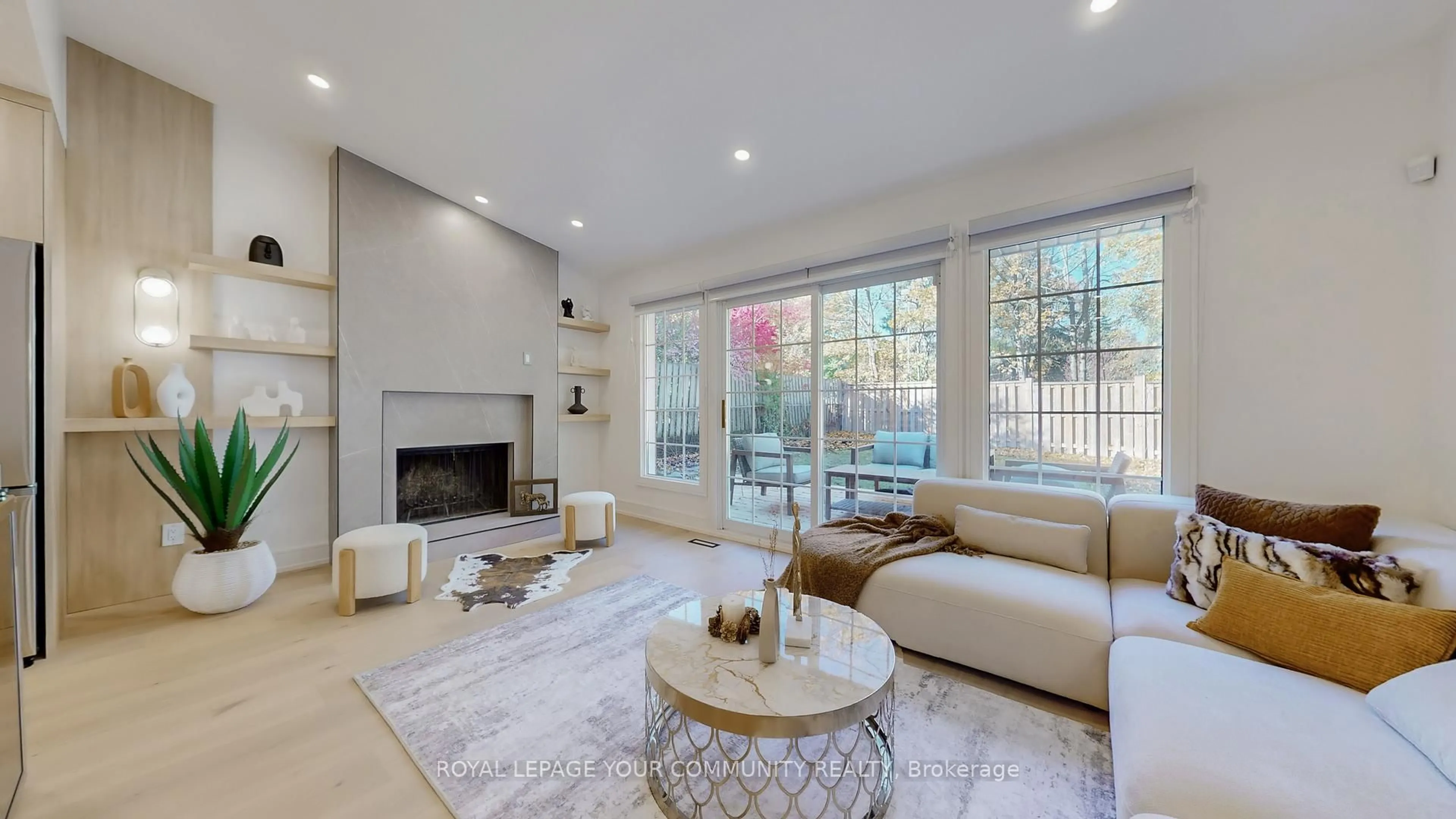 Living room with furniture, unknown for 4115 Marigold Cres, Mississauga Ontario L5L 2A4