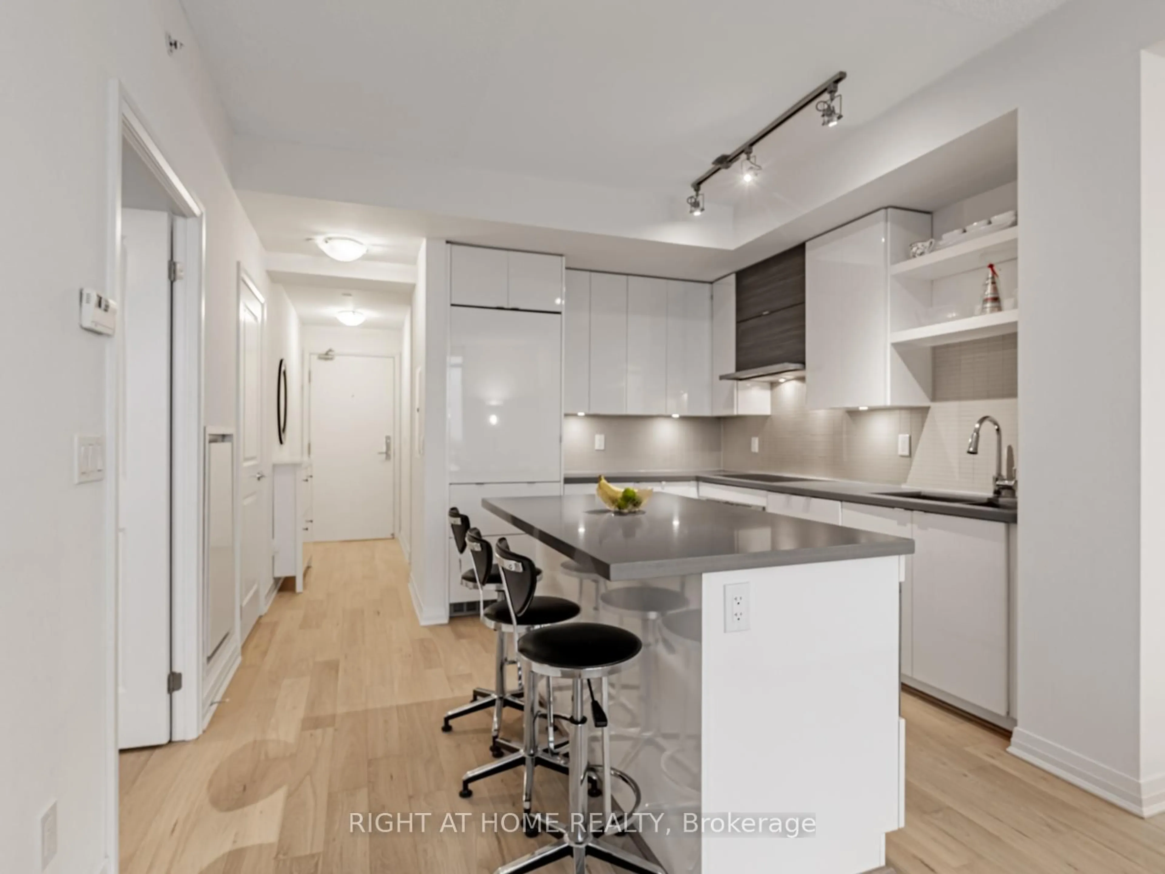 Contemporary kitchen, unknown for 59 ANNIE CRAIG Dr #3507, Toronto Ontario M8V 0C4