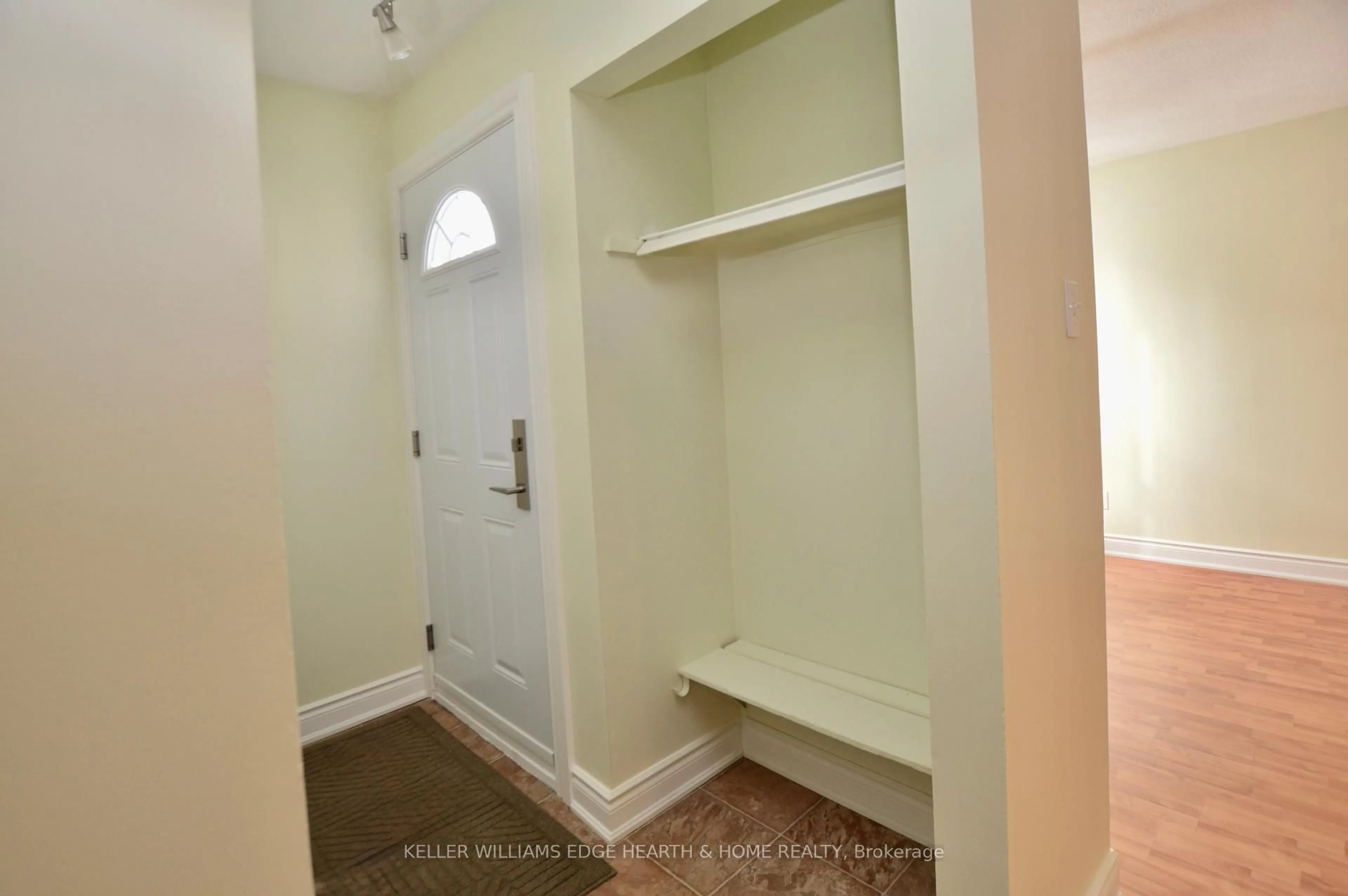 Indoor entryway for 977 Francis Rd #2, Burlington Ontario L7T 3Z1