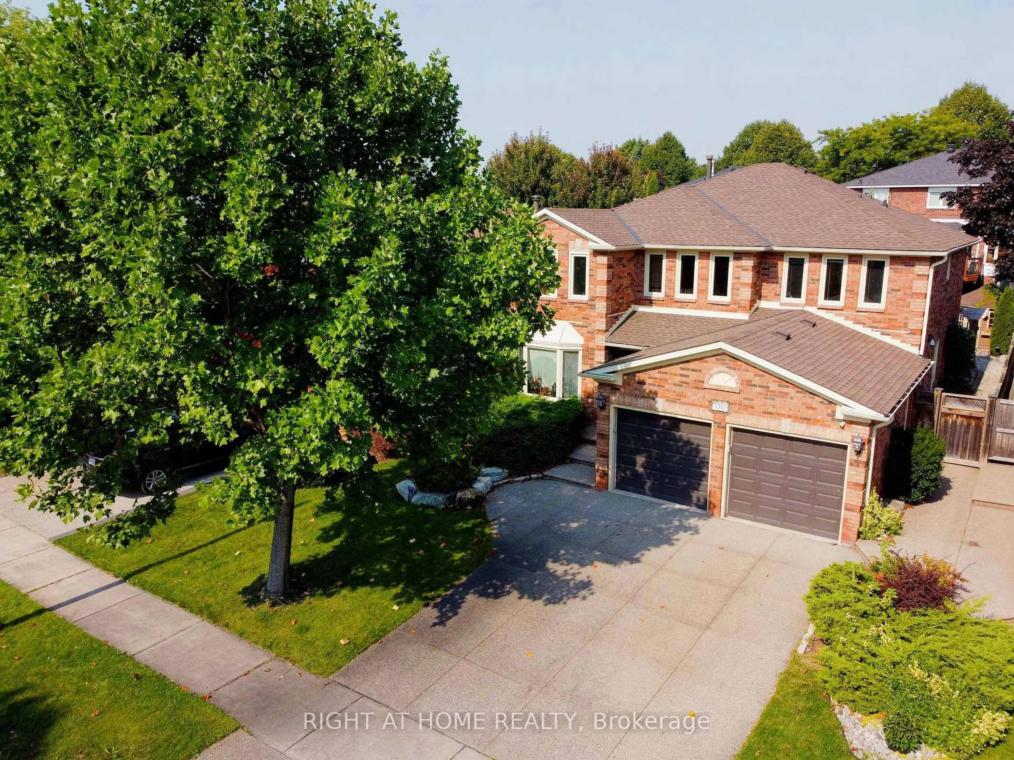 A pic from outside/outdoor area/front of a property/back of a property/a pic from drone, street for 1311 Playter Pl, Oakville Ontario L6M 2V1