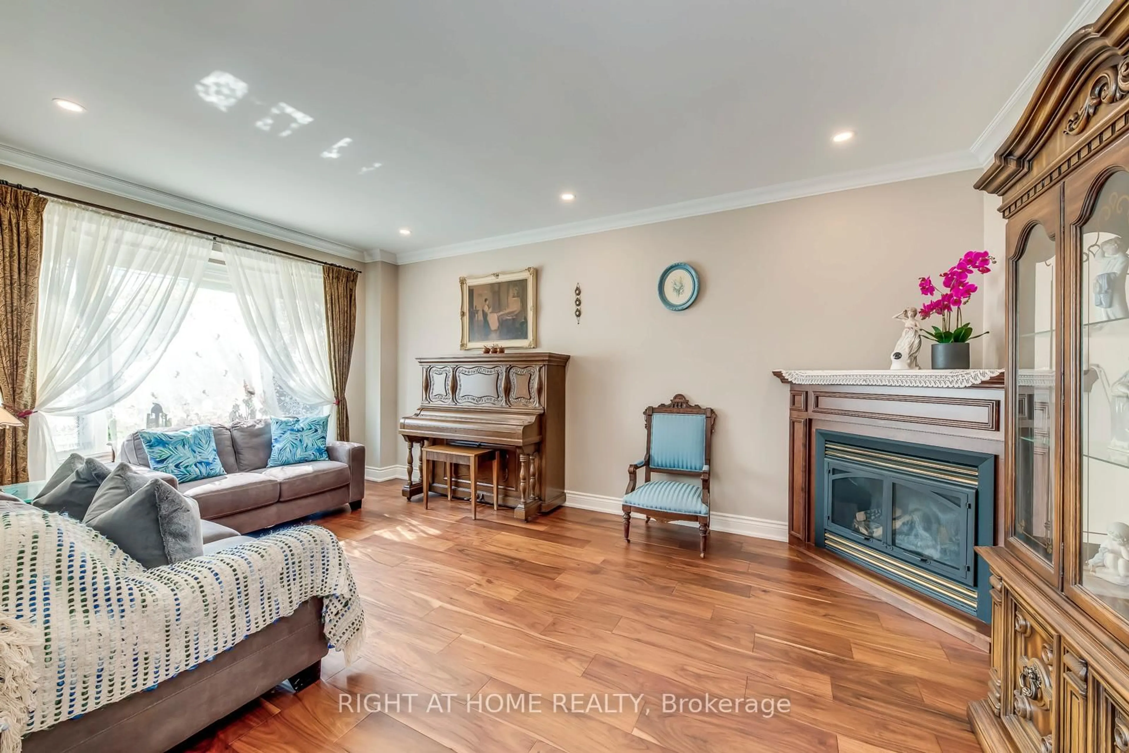 Living room with furniture, wood/laminate floor for 1311 Playter Pl, Oakville Ontario L6M 2V1