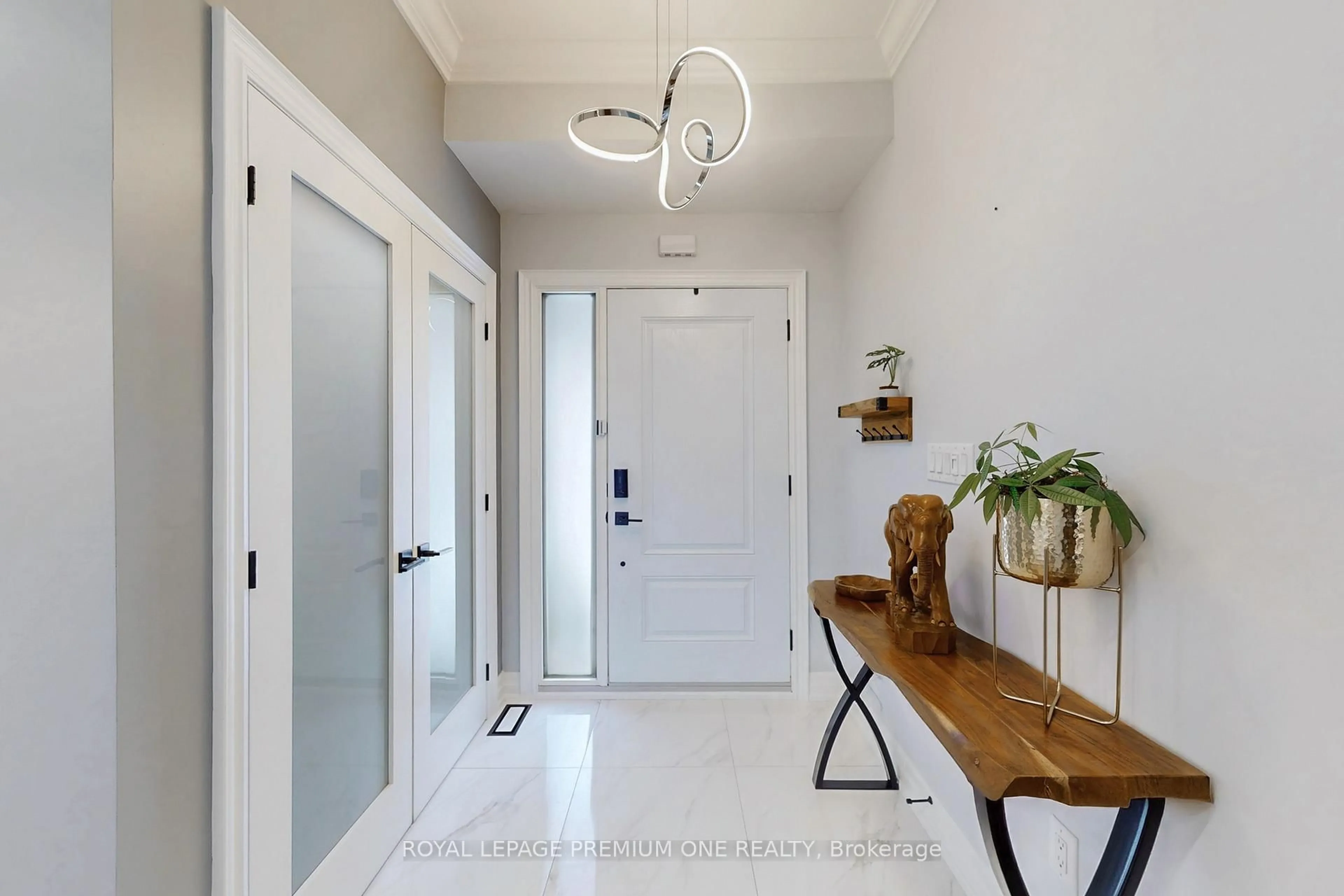 Indoor entryway for 76 Alhart Dr, Toronto Ontario M9V 2N4