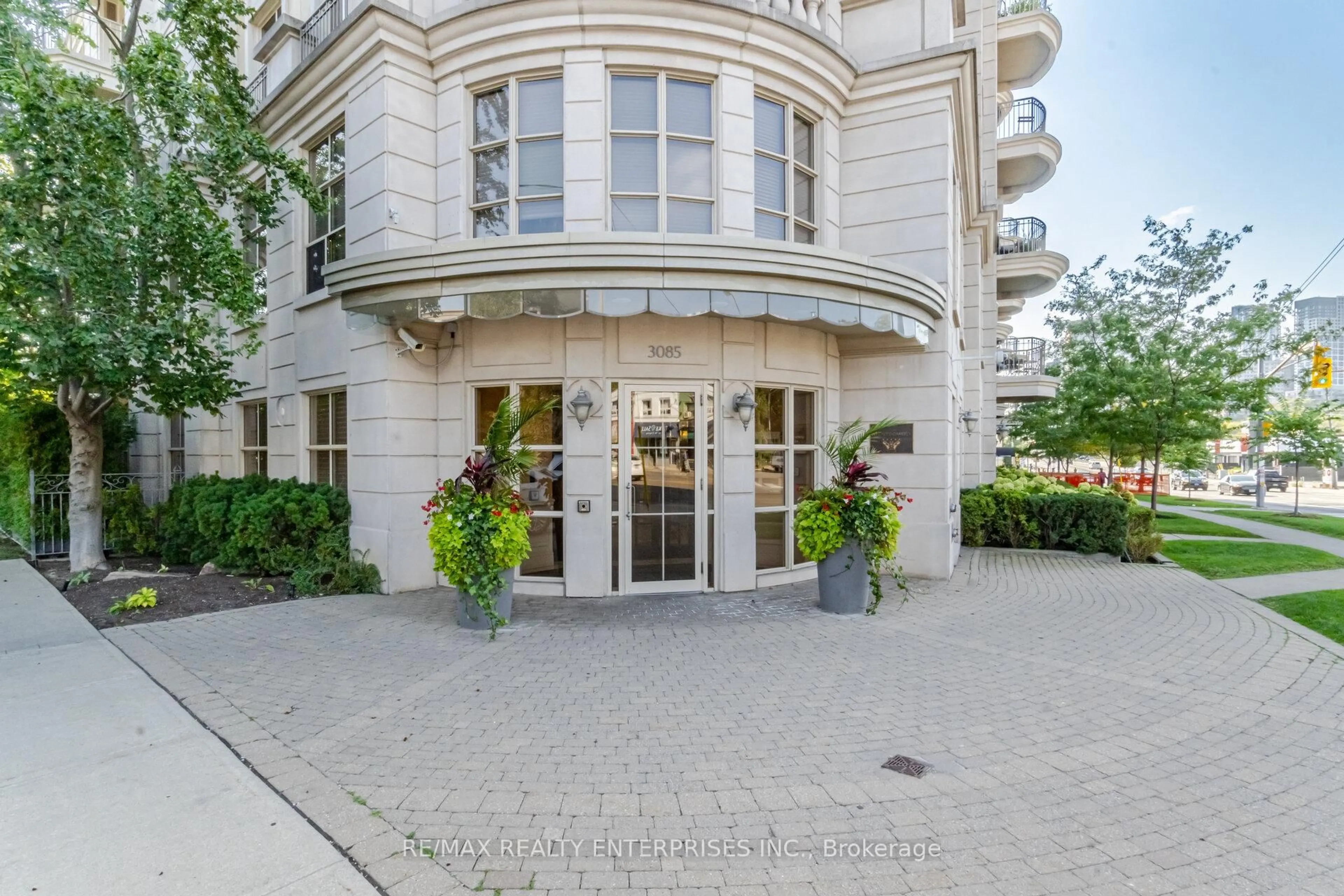 Indoor foyer for 3085 Bloor St #PH07, Toronto Ontario M8X 1C9