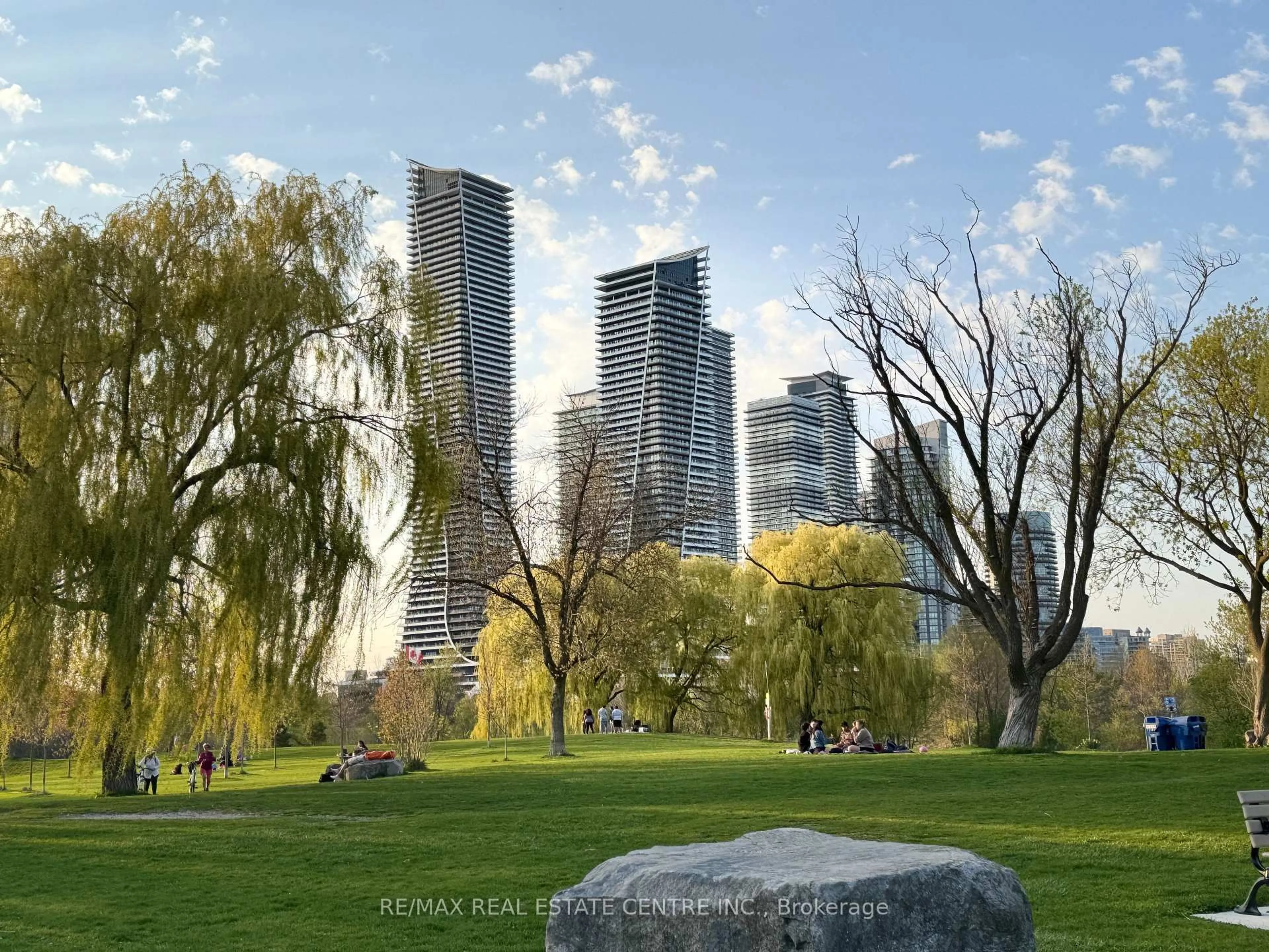 Blurry image for 2183 Lakeshore Blvd #2, Toronto Ontario M8V 0C7