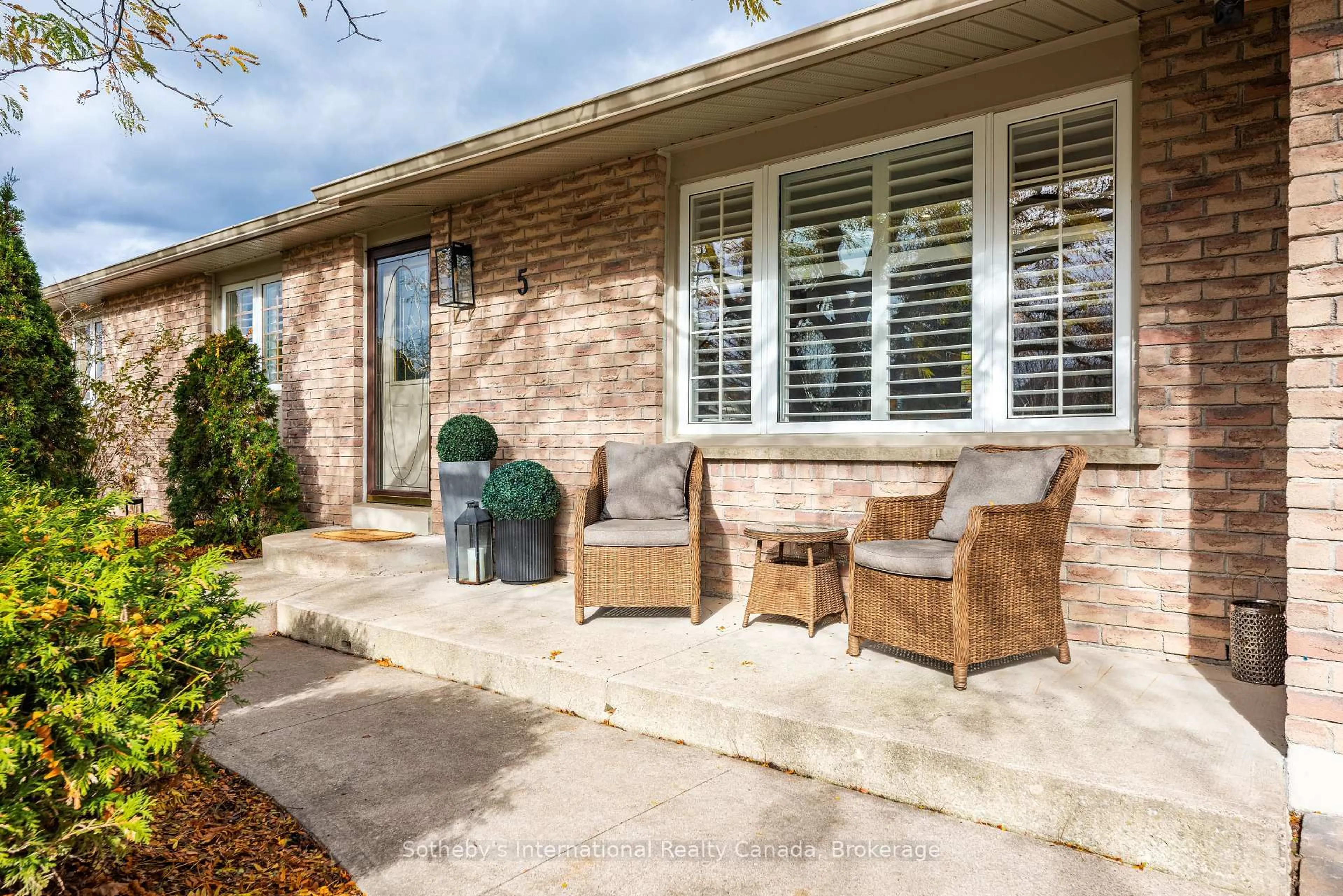Patio, street for 5 Brawton Dr, Caledon Ontario L7E 0C9