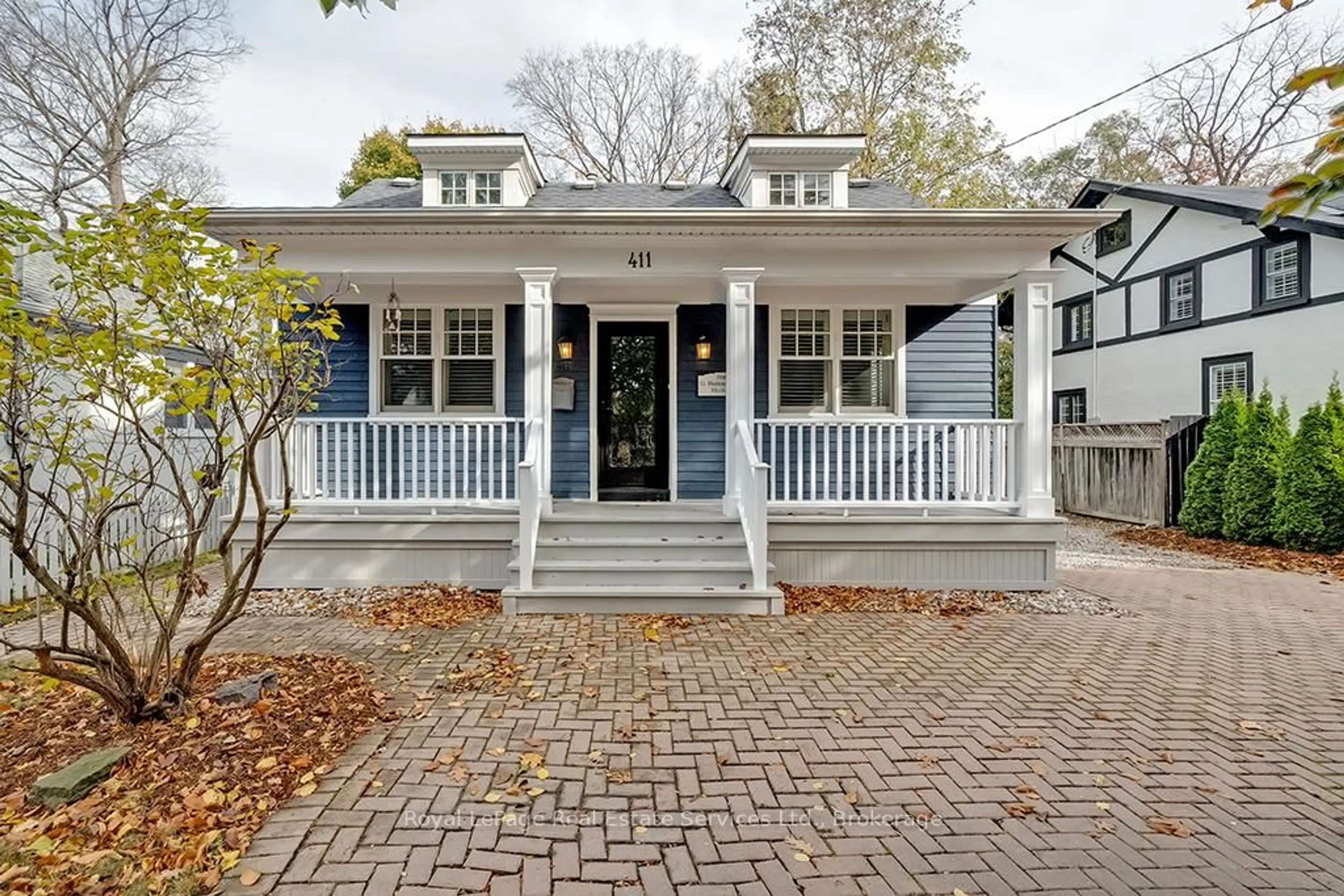 Home with vinyl exterior material, street for 411 Trafalgar Rd, Oakville Ontario L6J 3H8