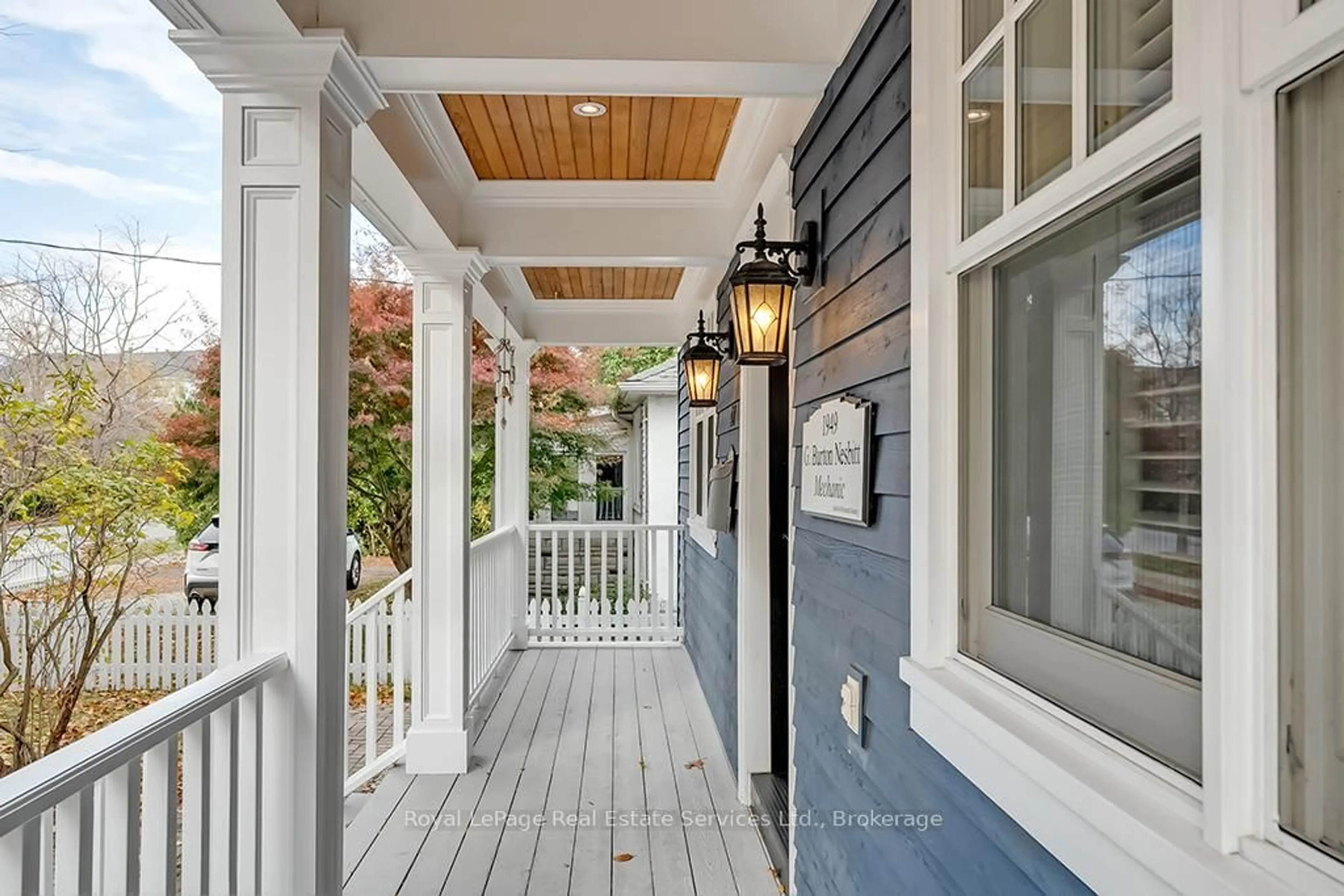 Indoor entryway for 411 Trafalgar Rd, Oakville Ontario L6J 3H8